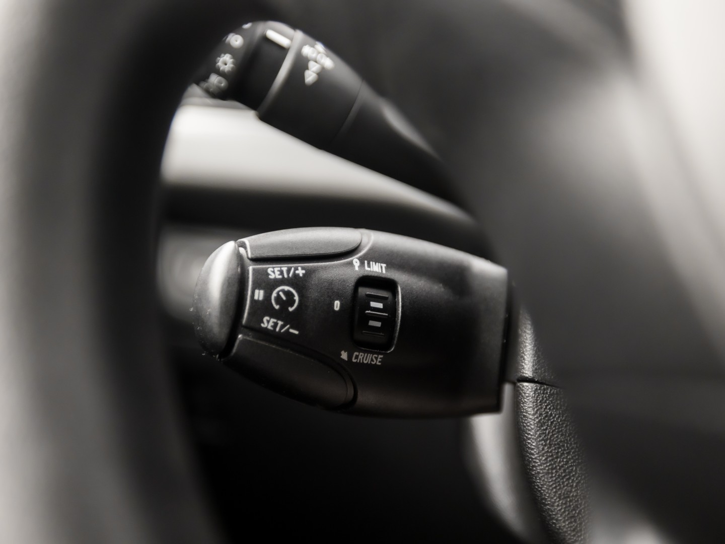 Peugeot 208 1.2 VTi Deluxe Sport (NAVIGATIE, CLIMATE, CRUISE, SPORTSTOELEN, PARKEERSENSOREN, NIEUWSTAAT)
