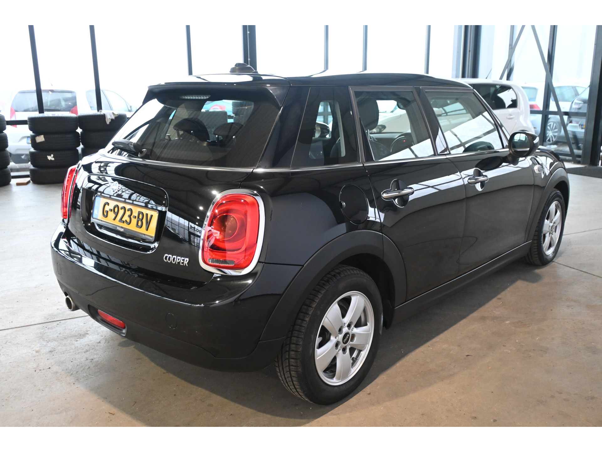 MINI Mini 1.5 Cooper Airco Navigatie LED Cruise Control Direct Leverbaar! Rijklaarprijs Inruil Mogelijk!