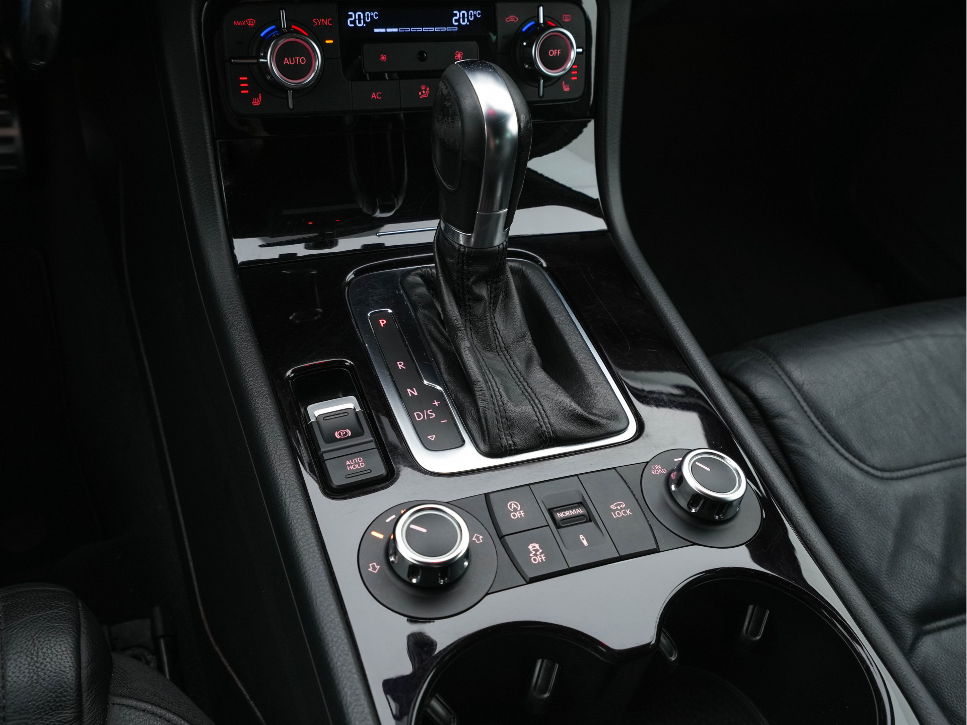 Volkswagen Touareg 3.0 TDI R-line-Sportpack AWD Aut. *FULL-LEATHER | BI-XENON | MEMORY-PACK | DYNAUDIO | AIR-SUSPENSION | NAVI-FULLMAP | COMFORT-SEATS  | ECC | HEATED-SEATS | PDC | CRUISE | TOWBAR | 21''ALU*