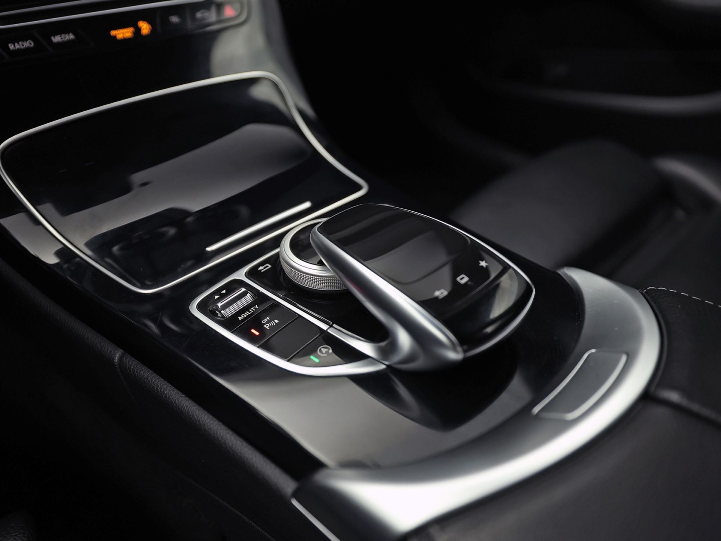 Mercedes-Benz C-Klasse 250 AMG Sport 211Pk Automaat (NAVIGATIE, RODE REMKLAUWEN, LEDER, STOELVERWARMING, ELEK SPORTSTOELEN, GETINT GLAS, SFEERVERLICHTING, NIEUWSTAAT)