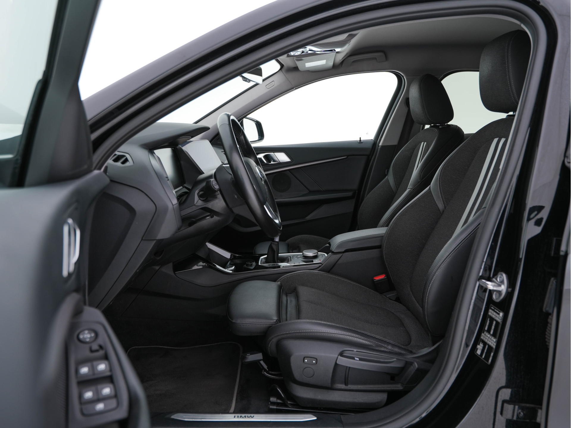 BMW 1-serie 116d Executive Edition Sport-Line (INCL-BTW) *DIGI-COCKPIT | FULL-LED | NAVI-FULLMAP | LEATHER-MICROFIBRE | AMBIENT-LIGHT | CARPLAY | CRUISE | KEYLESS | HEATED-SPORTSEATS | PRIVACY-GLASS | DAB | ECC | PDC | 17"ALU*