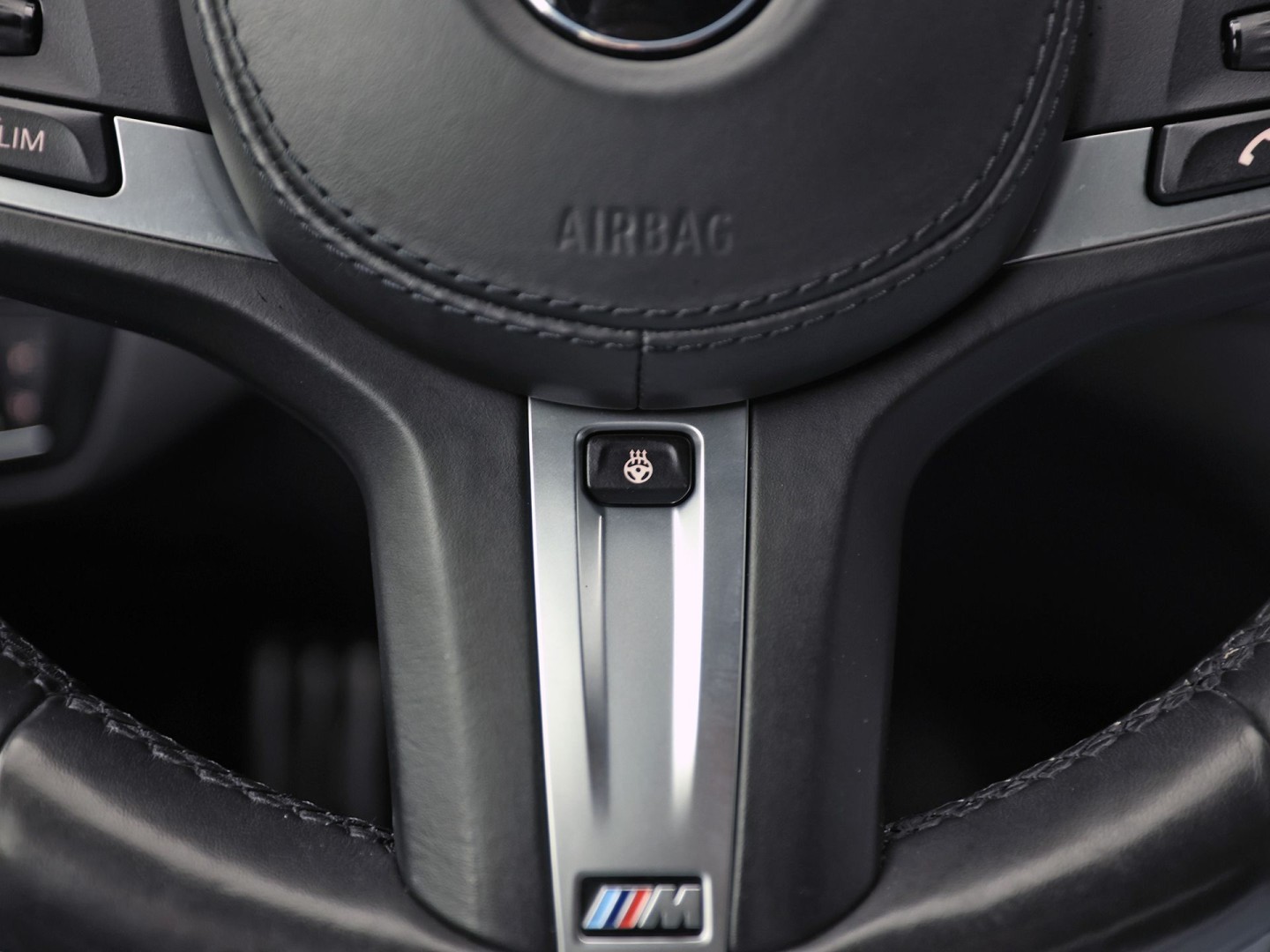 BMW 5-serie 520i M Sport High Executive 184Pk Automaat (GROOT NAVI, M PAKKET, 360 CAMERA, MEMORY SEATS, HARMAN/KARDON, STUUR/STOELVERWARMING, LUXE LEDER, HEAD-UP DISPLAY, GETINT GLAS, NIEUWSTAAT)
