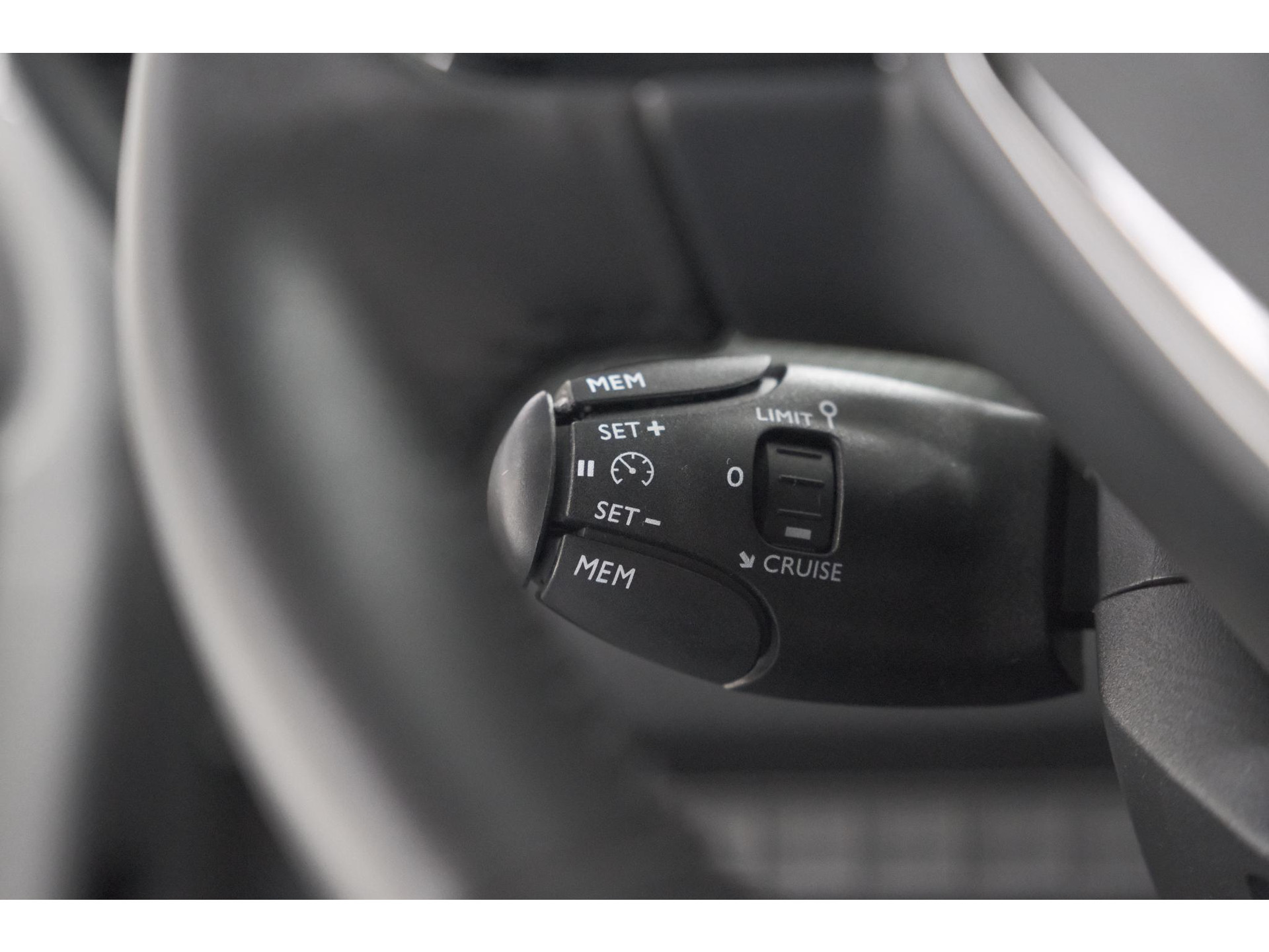 Peugeot 208 PureTech 100 Allure | Gris Selenium | Apple Carplay | Parkeersensoren | Climate Control