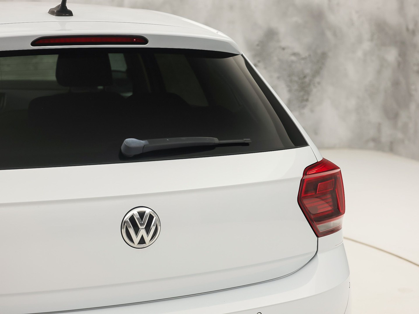 Volkswagen Polo 1.0 TSI Sportline Automaat (VIRTUAL COCKPIT, APPLE CARPLAY, GROOT NAVI, CLIMATE, CAMERA, STOELVERWARMING, SPORTSTOELEN, GETINT GLAS, KEYLESS START, ADAPTIVE CRUISE, NIEUWSTAAT)