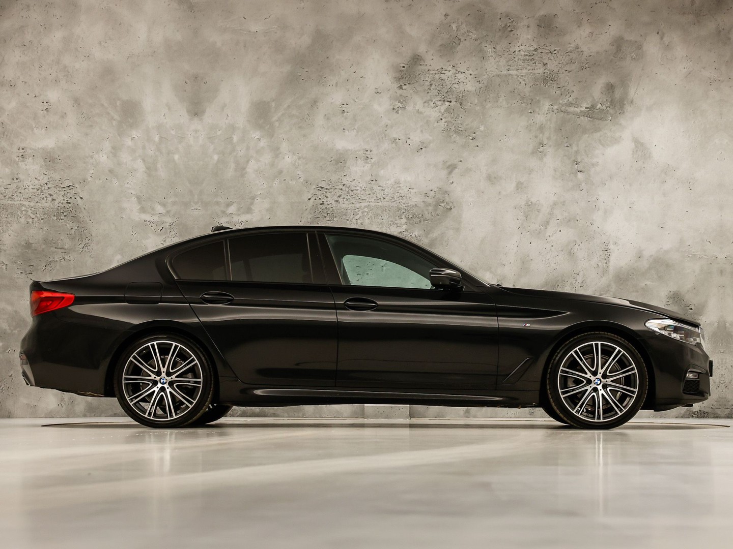 BMW 5-serie 520i M Sport High Executive 184Pk Automaat (GROOT NAVI, M PAKKET, 360 CAMERA, MEMORY SEATS, HARMAN/KARDON, STUUR/STOELVERWARMING, LUXE LEDER, HEAD-UP DISPLAY, GETINT GLAS, NIEUWSTAAT)