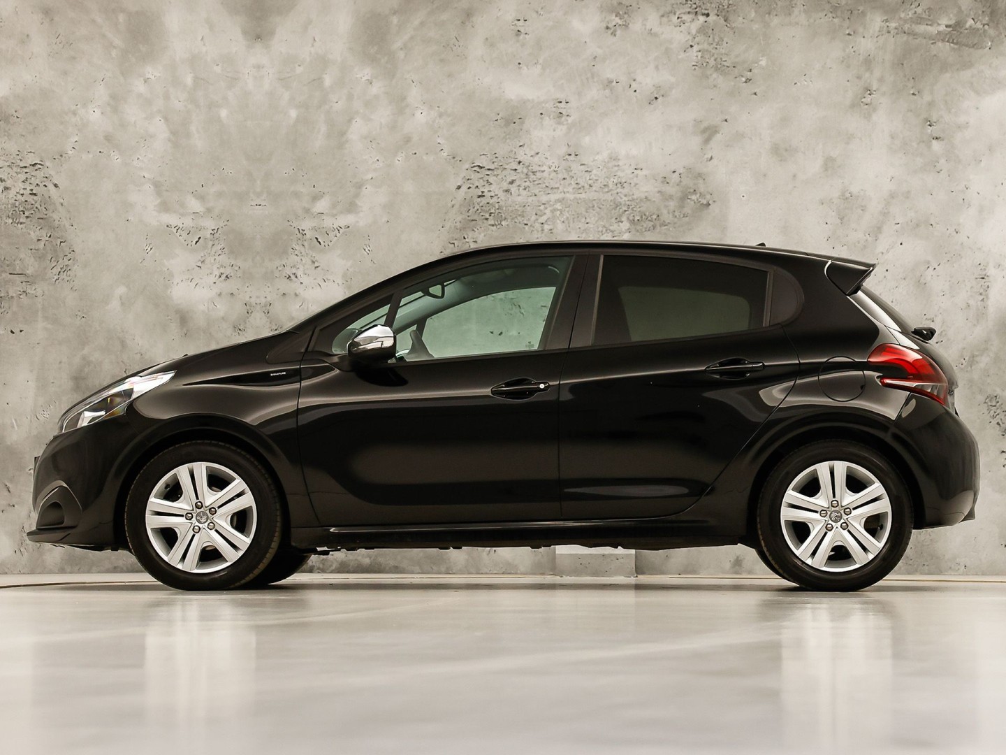 Peugeot 208 1.2 PureTech Signature (APPLE CARPLAY, LOGISCH NAP, NAVIGATIE, GETINT GLAS, SPORTSTOELEN, PARKEERSENSOREN, LM VELGEN, CRUISE, NIEUWSTAAT)