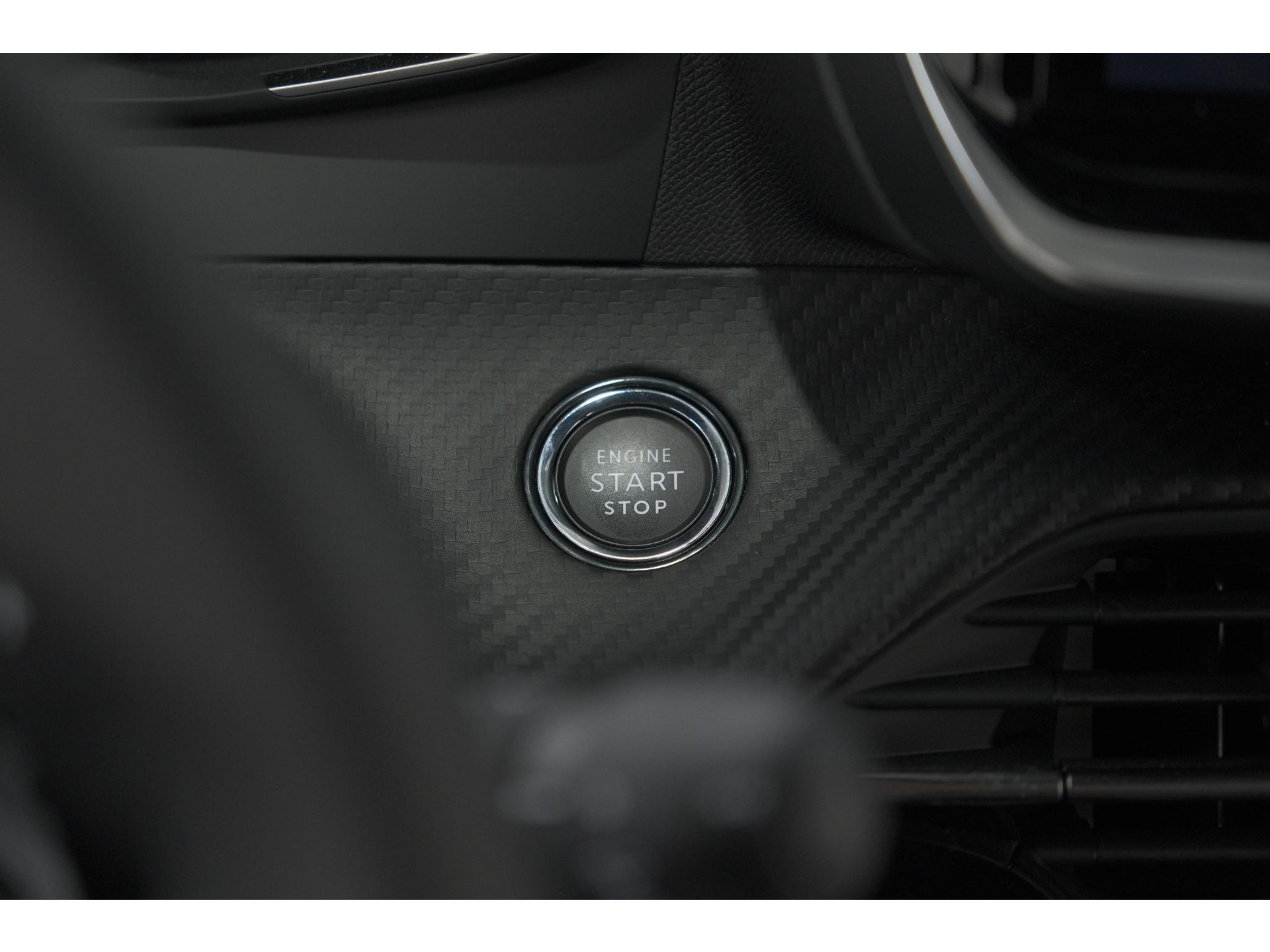 Peugeot 2008 1.2 Hybrid 145 Allure | 360 Camera | Adaptieve Cruise Control | Dodehoekdetectie | Apple Carplay