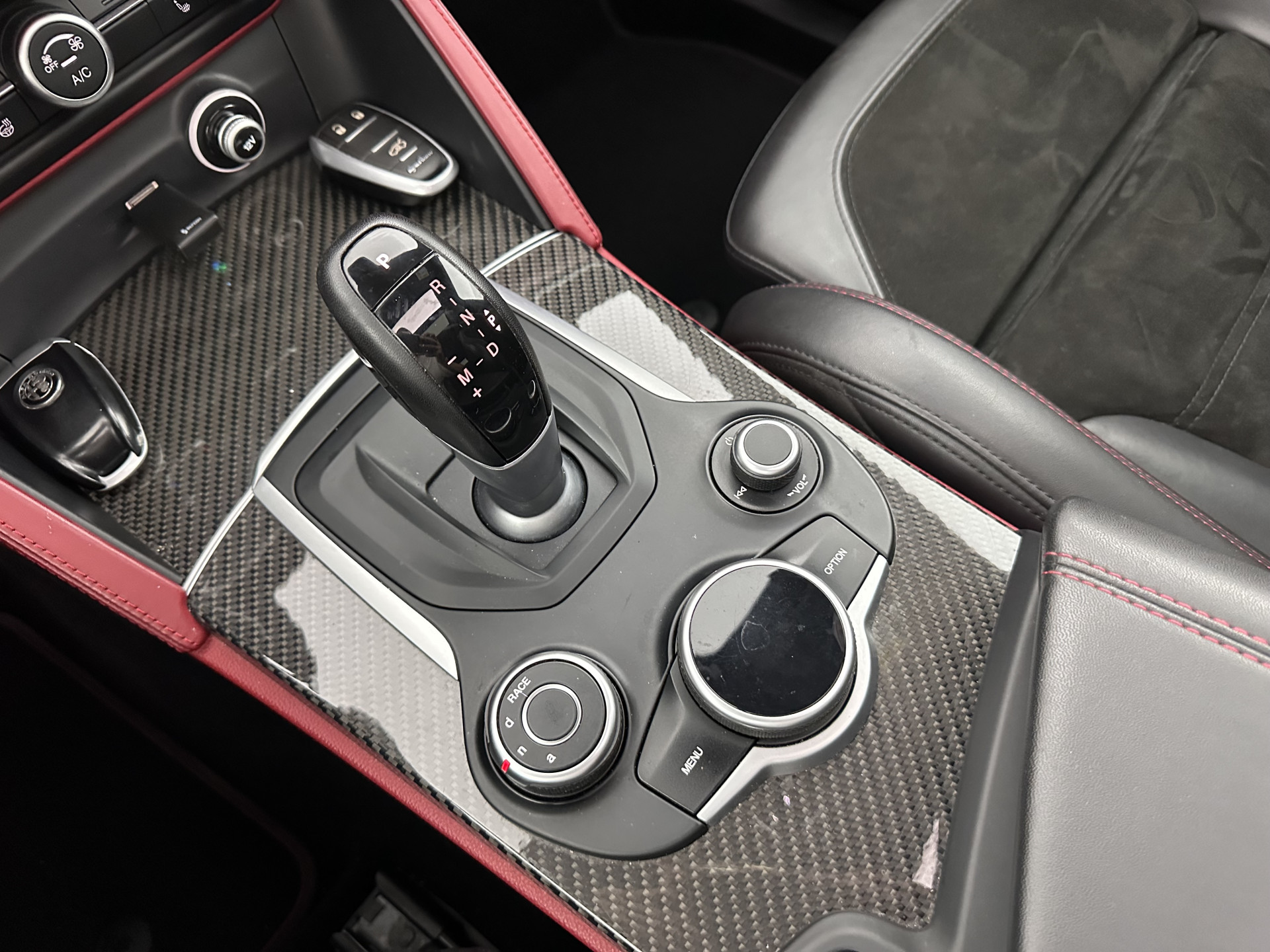 Alfa Romeo Stelvio 2.9 V6 AWD Quadrifoglio (INCL-BTW) Aut. *PANO | LEATHER-ALCANTARA | XENON | ADAPTIVE-CRUISE | BLIND-SPOT | HARMAN/KARDON | MEMORY-PACK | HEATED-SPORTSEATS | DAB+ | KEYLESS | CARPLAY | NAVI-FULLMAP | CARBON-INLAY |..