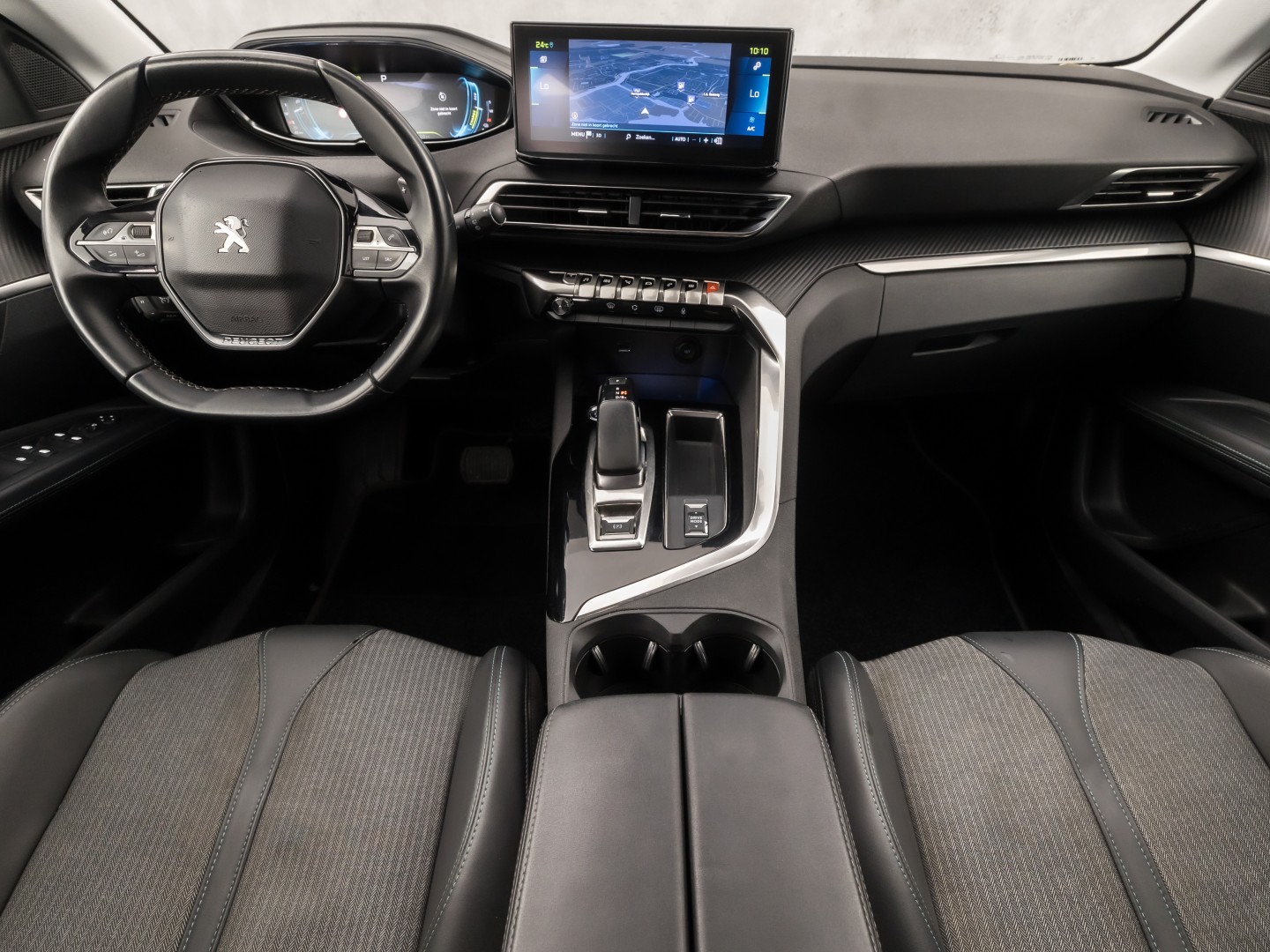 Peugeot 3008 1.6 HYbrid 225 Allure Sport 225Pk Automaat (APPLE CARPLAY, GROOT NAVI, 360 CAMERA, LEDER, KEYLESS, SPORTSTOELEN, GETINT GLAS, LANE ASSIST, NIEUWSTAAT)