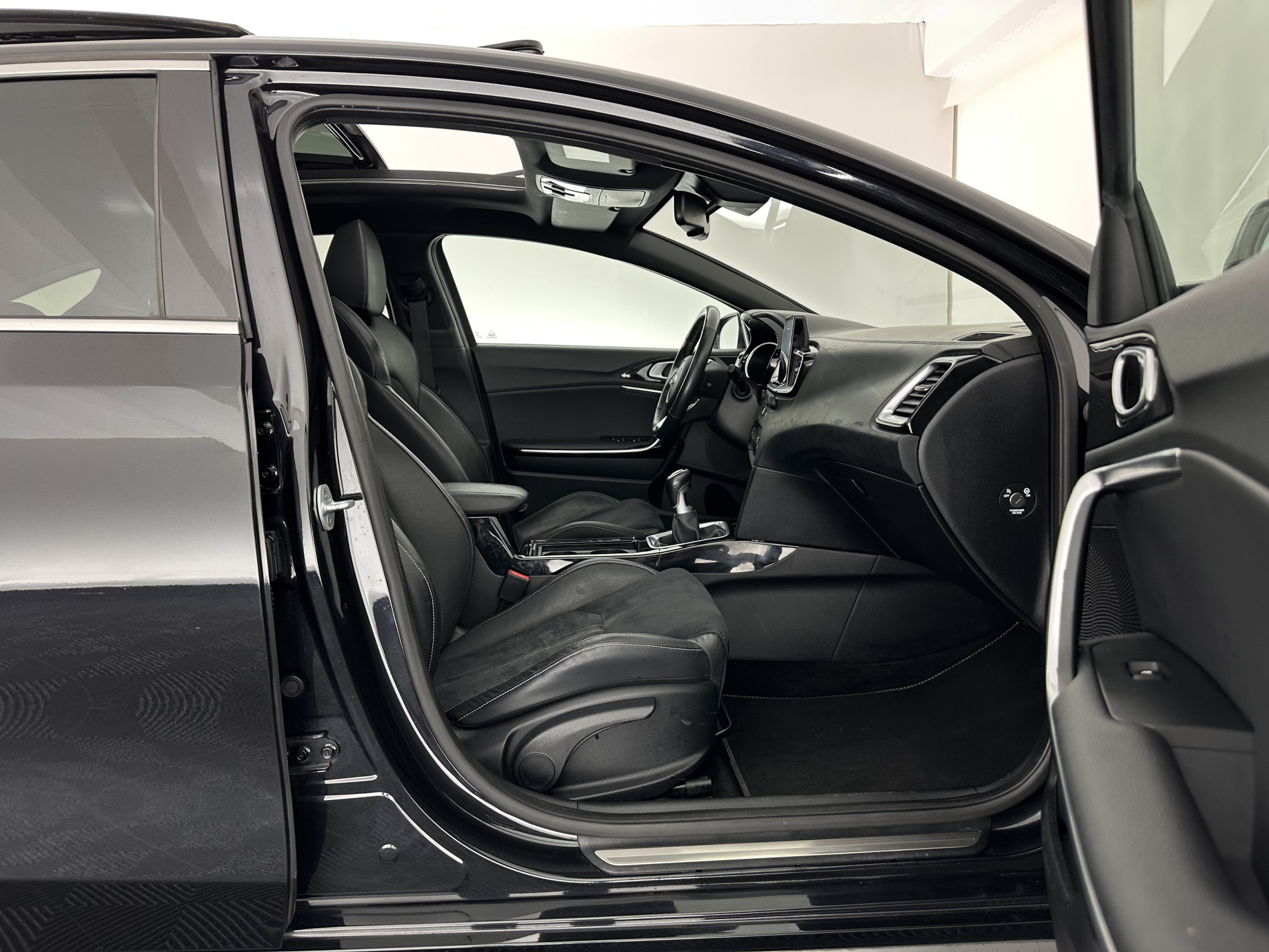 Kia ProCeed 1.0 T-GDI GT-Line (INCL-BTW) *PANO | LEATHER-ALCANTARA  | FULL-LED | SPORTSEATS | NAVI-FULLMAP | CAMERA | ECC | PRIVACYGLASS | LANE-ASSIST | DAB+ | CARPLAY | PDC | KEYLESS | CRUISE | TOWBAR | 17''ALU*