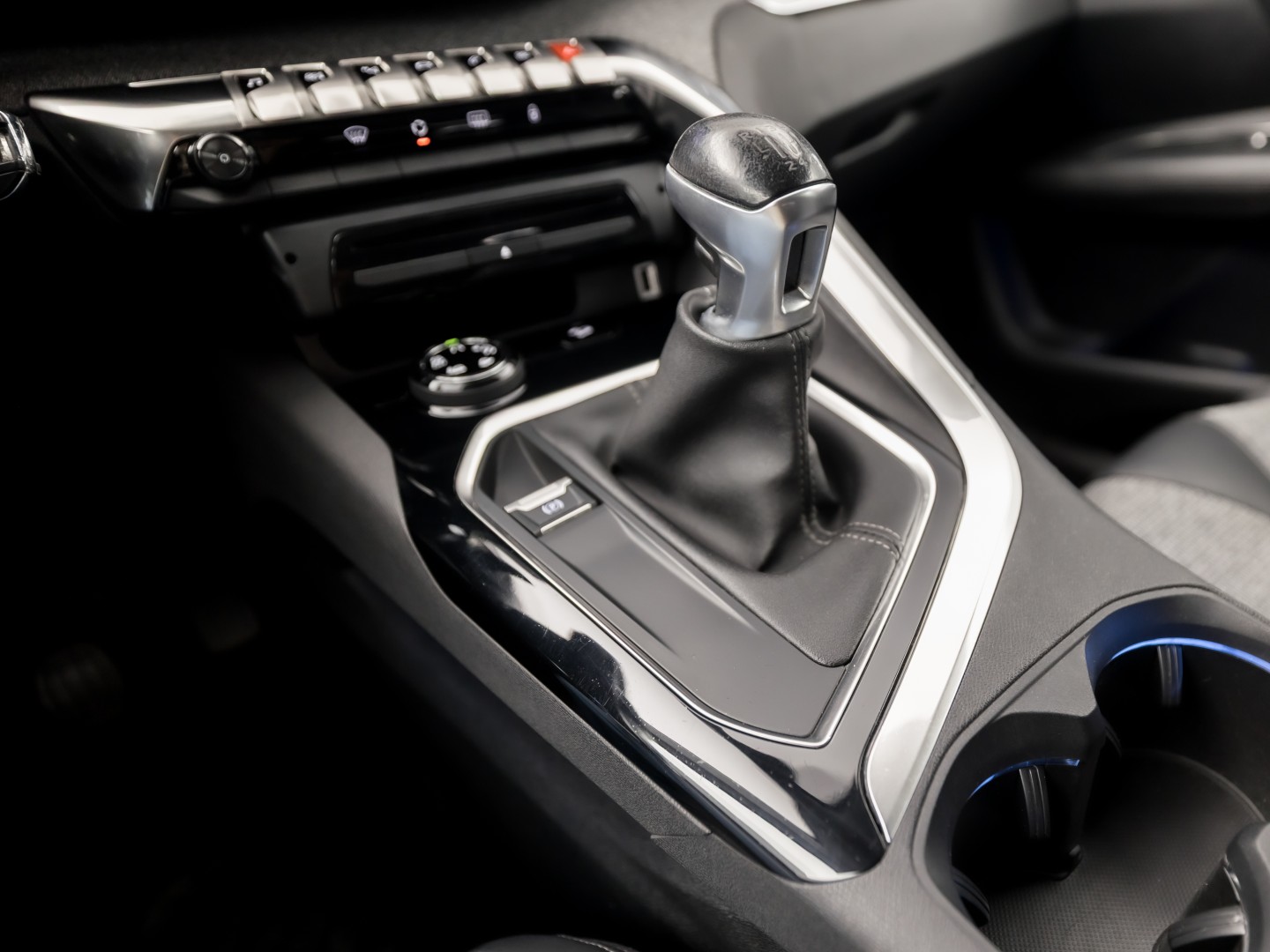 Peugeot 3008 1.2 PureTech Allure Sport (APPLE CARPLAY, GROOT NAVI, 360 CAMERA, DRIVE MODE, GETINT GLAS, SPORTSTOELEN, LEDER, TREKHAAK, CRUISE, NIEUWSTAAT)