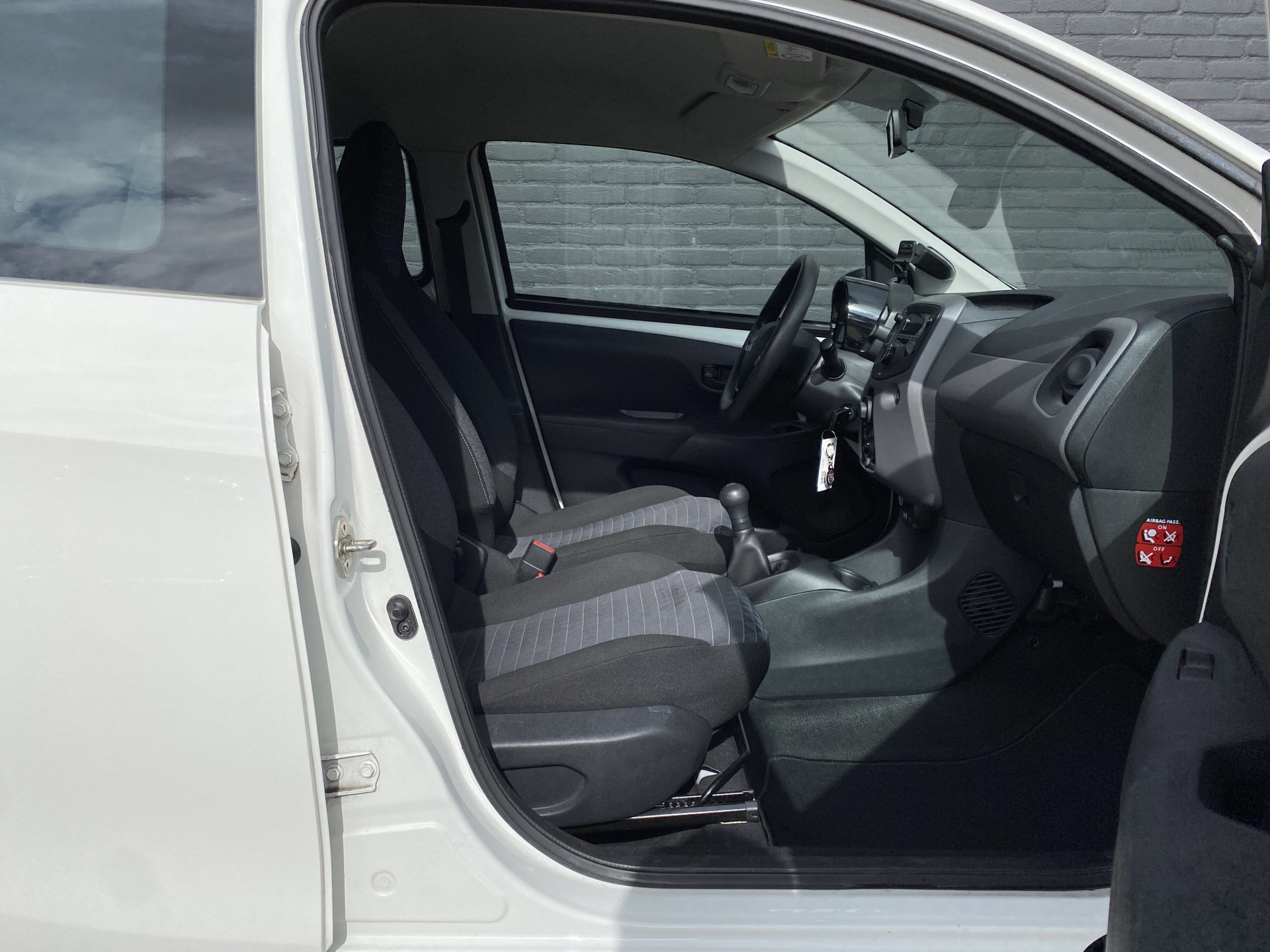 Peugeot 108 1.0 e-VTi Active | 1e eigenaar | airco | bluetooth | all season banden | tom tom navigatie | led verl.