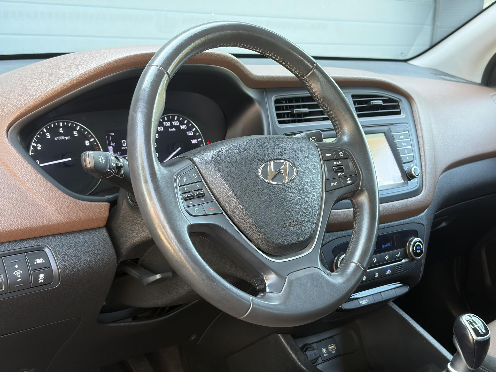 Hyundai i20 1.0 T-GDI Comfort 2e Eigenaar l Trekhaak l Navi l Camera l Carplay l Clima l Cruise l Rijstrooksensor l Pdc l N.A.P l Apk tot 05-2027