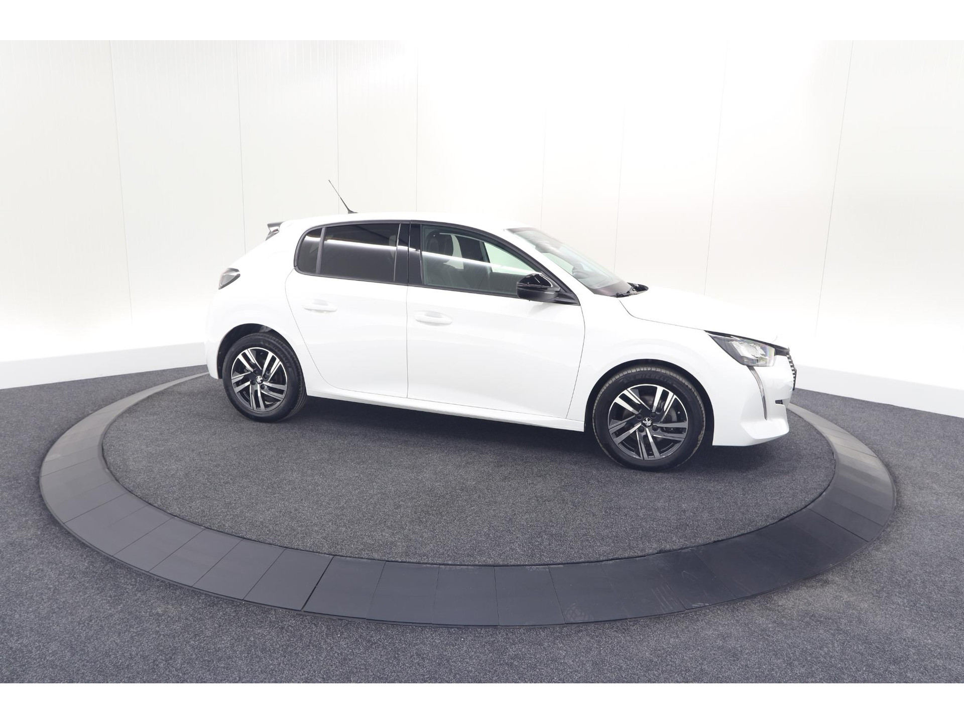 Peugeot 208 PureTech 100 Allure Pack | Camera | Apple Carplay | Stoelverwarming | Parkeersensoren