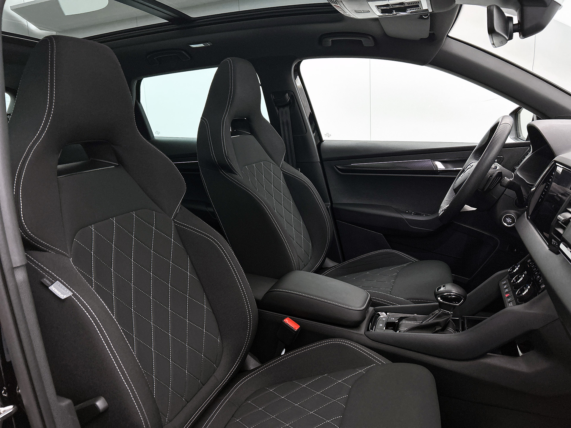 ŠKODA Karoq 1.5 TSI ACT Sportline Business | PANORAMADAK | 360 CAMERA | WINTERPACK | KEYLESS | NAVI | ELEKTR. ACHTERKLEP