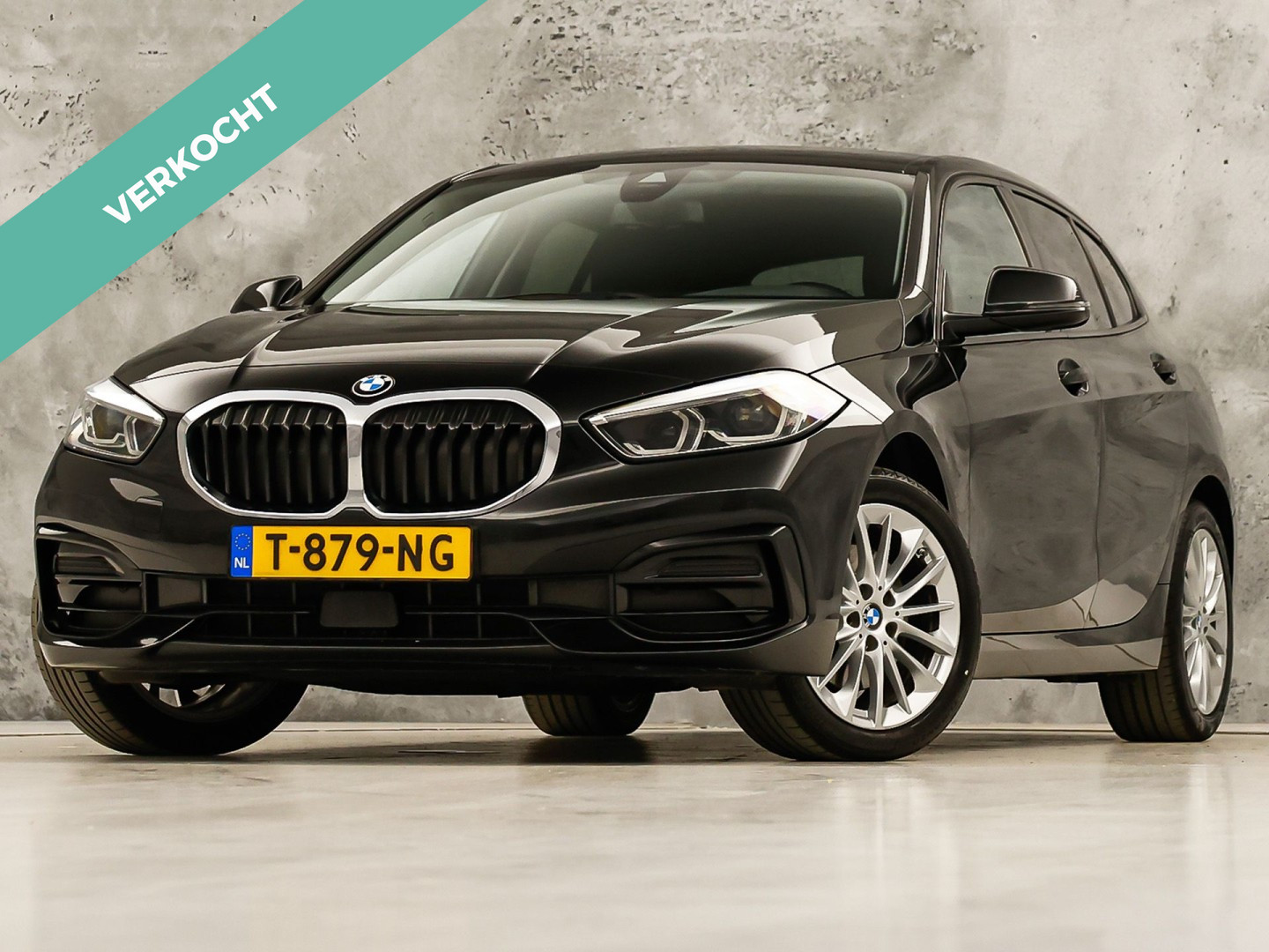BMW 1 Serie 118i Sport Automaat (APPLE CARPLAY, DEALER ONDERHOUDEN, GROOT NAVI, CAMERA, STUUR/STOELVERWARMING, SPORTSTOELEN, TREKHAAK, GETINT GLAS, ELEK ACHTERKLEP, NIEUWSTAAT)