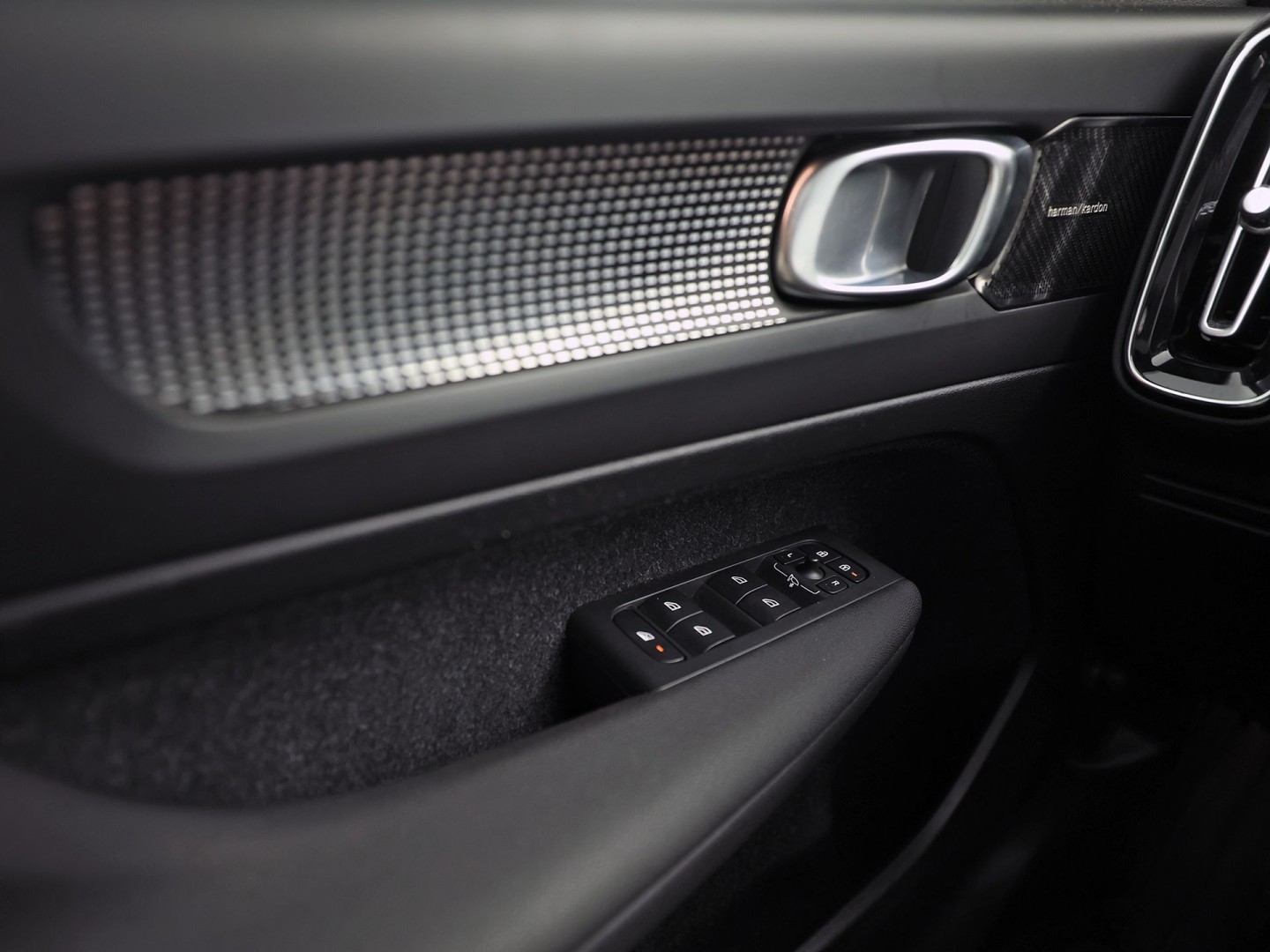 Volvo XC40 1.5 T5 Twin Engine R-Design 252Pk Automaat (PANORAMADAK, GROOT NAVI, CAMERA, HARMAN/KARDON, SPORTSTOELEN, LEDER/ALCANTARA, ELEK ACHTERKLEP, NIEUWE APK,  NIEUWSTAAT)