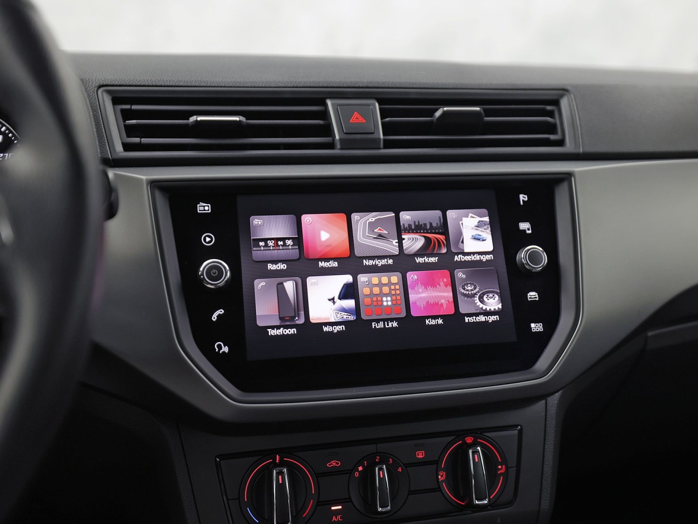 SEAT Ibiza 1.0 TSI Sport (GROOT NAVI, APPLE CARPLAY, GETINT GLAS, CAMERA, CRUISE, LM VELGEN, NIEUWE APK, NIEUWSTAAT)