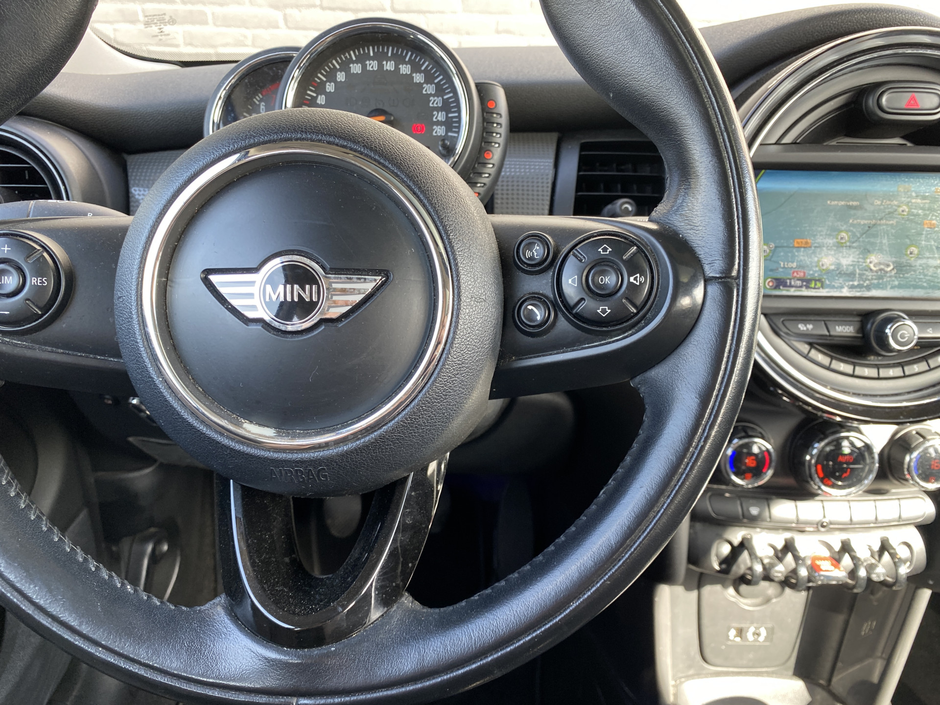 MINI Mini 1.5 Cooper Pepper 136 pk | navigatie | panoramadak | bluetooth | cruise control | chromen details | trekhaak