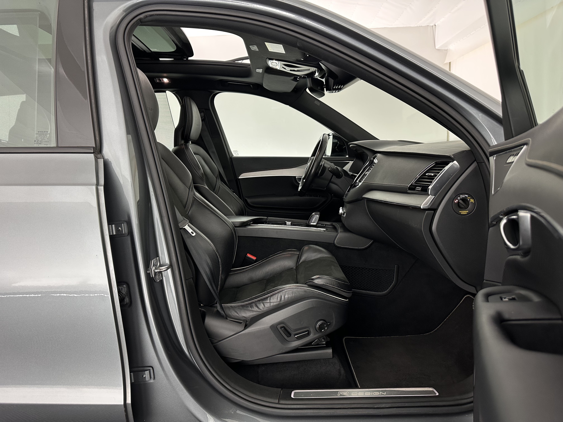 Volvo XC90 2.0 T8 R-Design Twin Engine AWD [ 7-Pers. ] (Plug-In) Aut. *PANO | LEATHER-ALCANTARA | FULL-LED | MEMORY-PACK | DIGI-COCKPIT | NAVI-FULLMAP | CARPLAY | ECC | HEATED-SPORTSEATS | LANE-ASSIST | PDC | HEAD-UP | TOWBAR | 20"ALU*