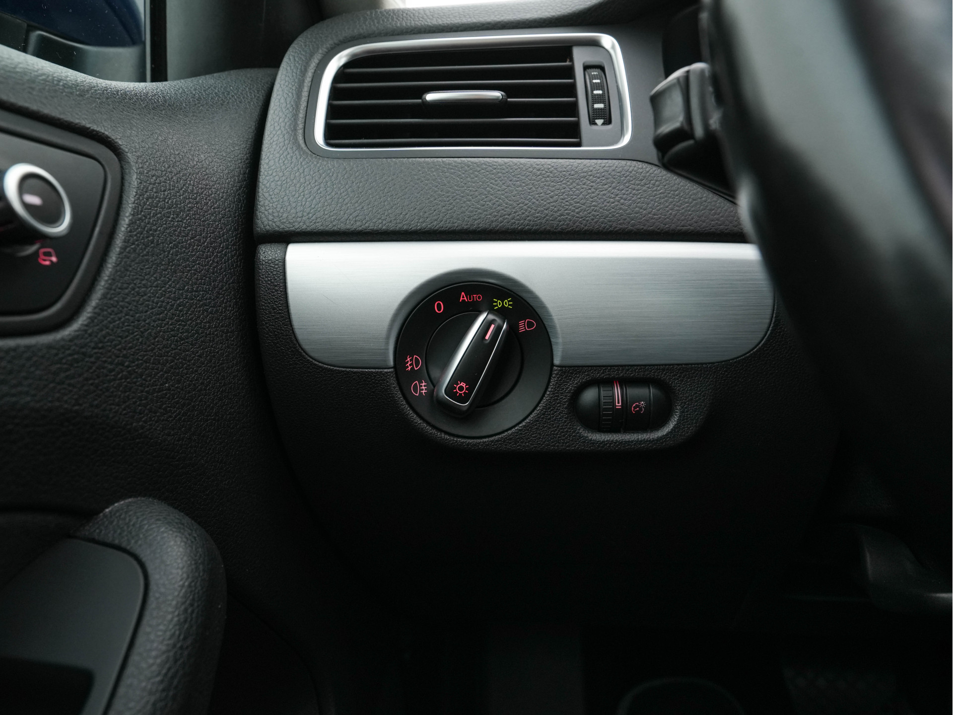 Volkswagen Jetta 1.4 TSI Hybrid Highline Executive-Pack Aut. *PANO | BI-XENON | NAVI-FULLMAP | CAMERA | HEATED-COMFORTSEATS | ECC | PDC | PRIVACY-GLASS | CRUISE | RADIO-CD | SHIFT-PADDLES | 17''ALU*