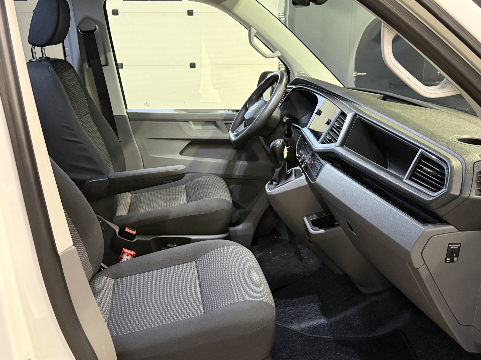 Volkswagen Transporter 2.0 TDI L2H1 30 DC Highline | Origineel NL | Apple carplay  | Camera | Trekhaak |