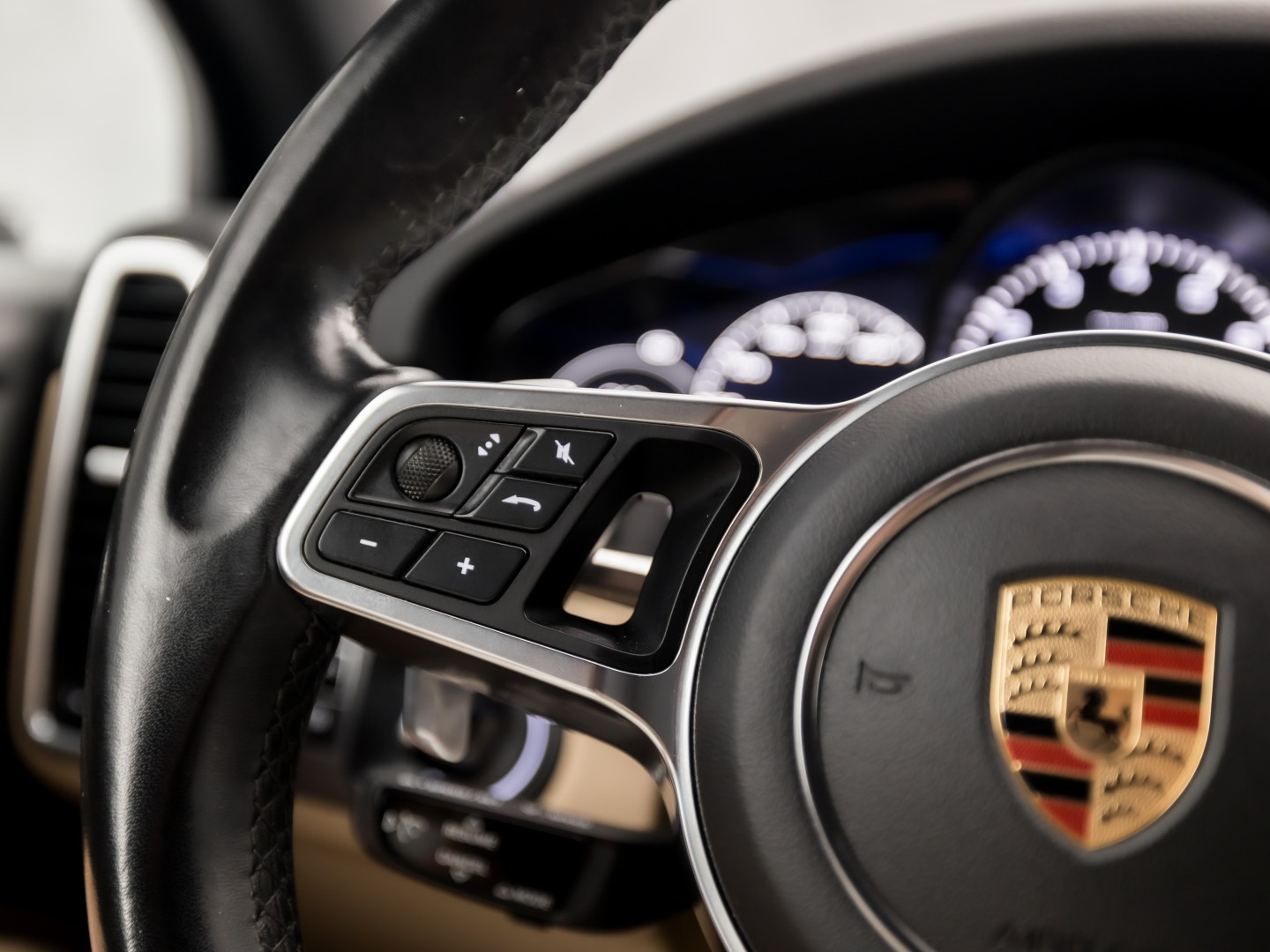 Porsche Cayenne 3.0 E-Hybrid Sport 463Pk (SPORTCHRONO PAKKET, LUCHTVERING, SOH 95%, BLACK PACK, APPLE CARPLAY, MEMORY SEATS, STOELVERWARMING, GETINT GLAS, CAMERA, NIEUWSTAAT)