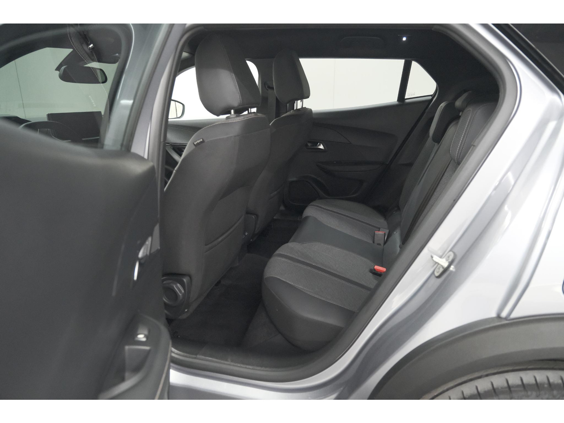 Peugeot 2008 Hybrid 136 e-DCS6 Allure | 360 Camera | Adaptieve Cruise Control | Dodehoekdetectie | Navigatie