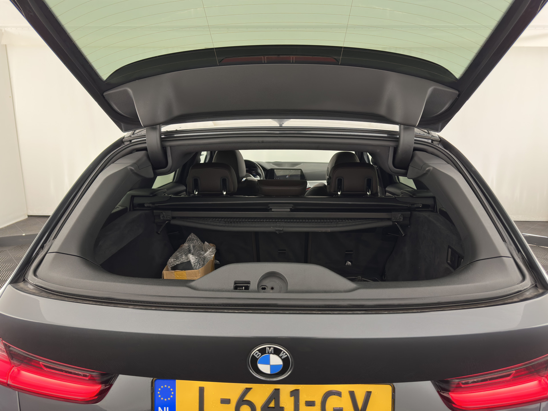 BMW 3-serie Touring 320e M-Sportpack Business Edition Plus (Plug-In) (INCL-BTW) *PANO | LASER-LED | LEATHER | HEATED-SPORTSEATS | HARMAN/KARDON | VIRTUAL-COCKPIT | AMBIENT-LIGHT | NAVI-FULLMAP | DAB+ | 18''ALU*