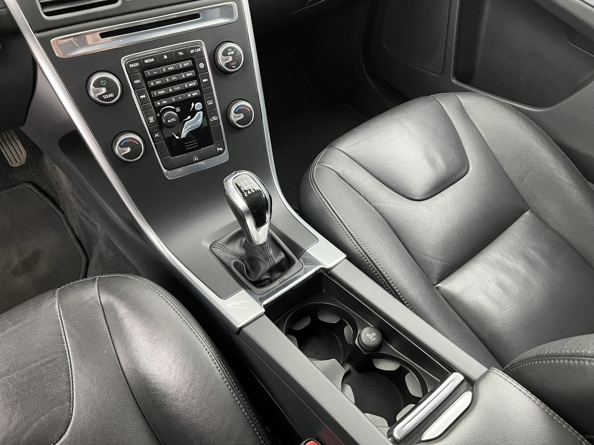 Volvo XC60 2.0 D3 FWD Momentum *LEATHER | NAVI-FULLMAP | COMFORTSEATS | ECC | PDC | CRUISE | PRIVACYGLASS | TOWBAR | 17''ALU*