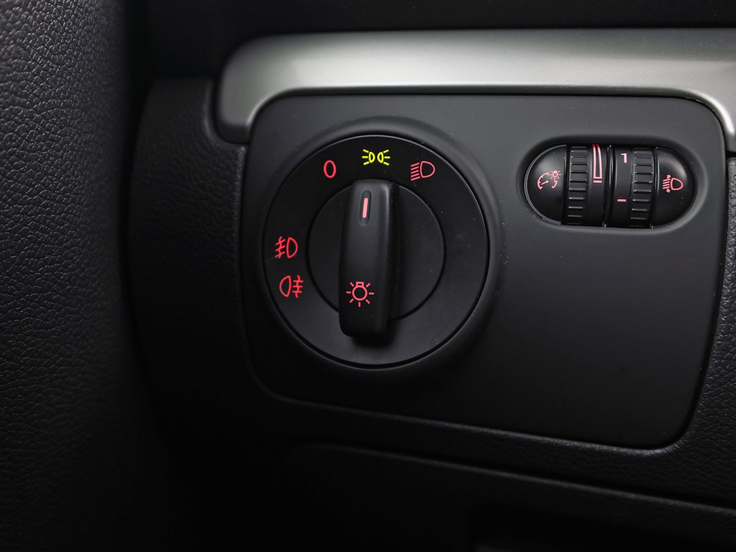 Volkswagen Golf 1.4 Sportline (CLIMATE, GETINT GLAS, LM VELGEN, SPORTSTOELEN, ARMSTEUN, NIEUWE APK, NIEUWSTAAT)