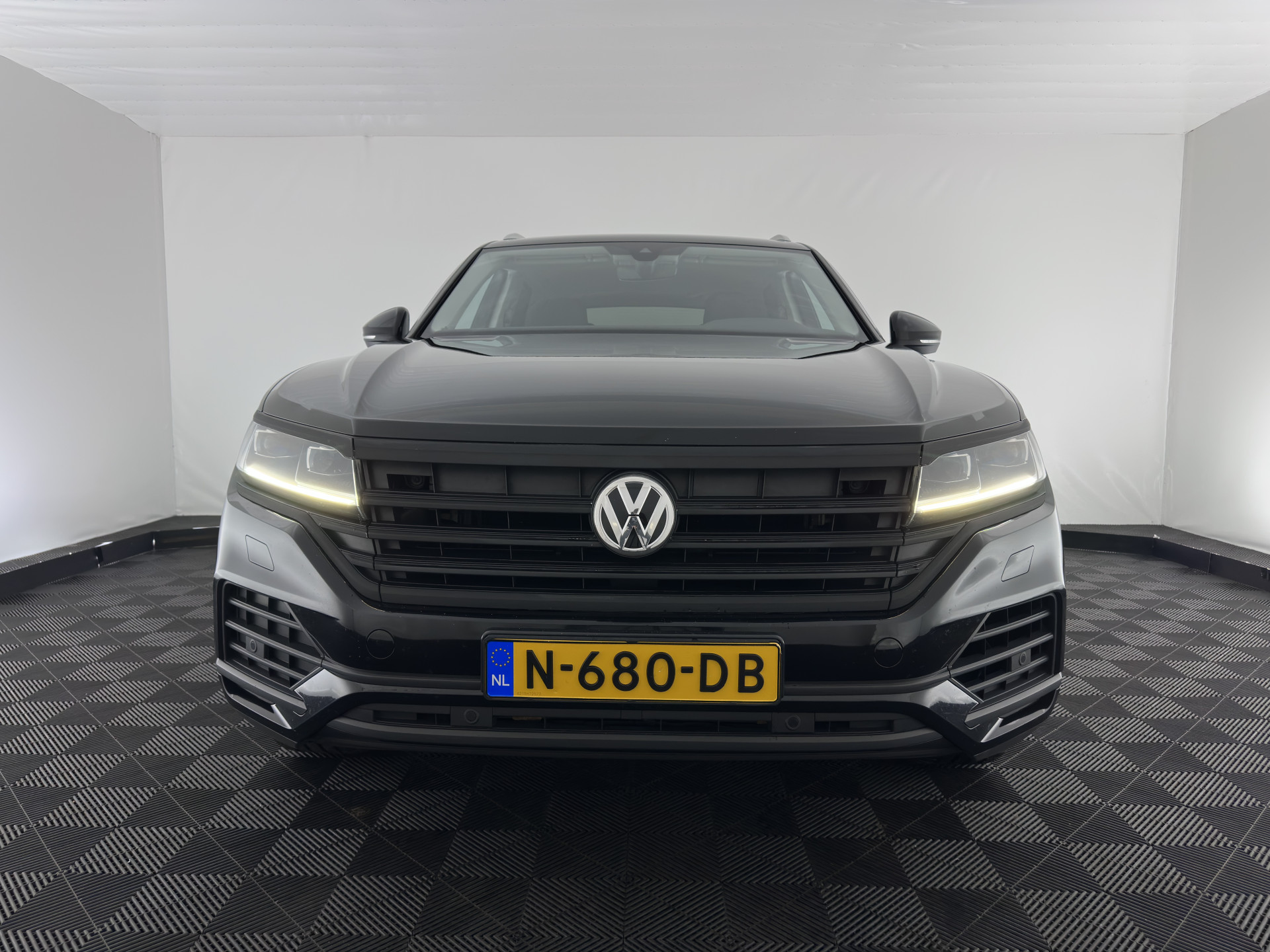 Volkswagen Touareg 3.0 TDI R-Line (INCL-BTW) Aut. *LUXURY-LEATHER | FULL-LED | BLIND-SPOT | HEATED-COMFORTSEATS | AIR-SUSPENSION | KEYLESS | CAMERA | NAVI-FULLMAP | PRIVACY-GLASS | ADAPTIVE-CRUISE |  SHIFT-PADDLES | TOWBAR*