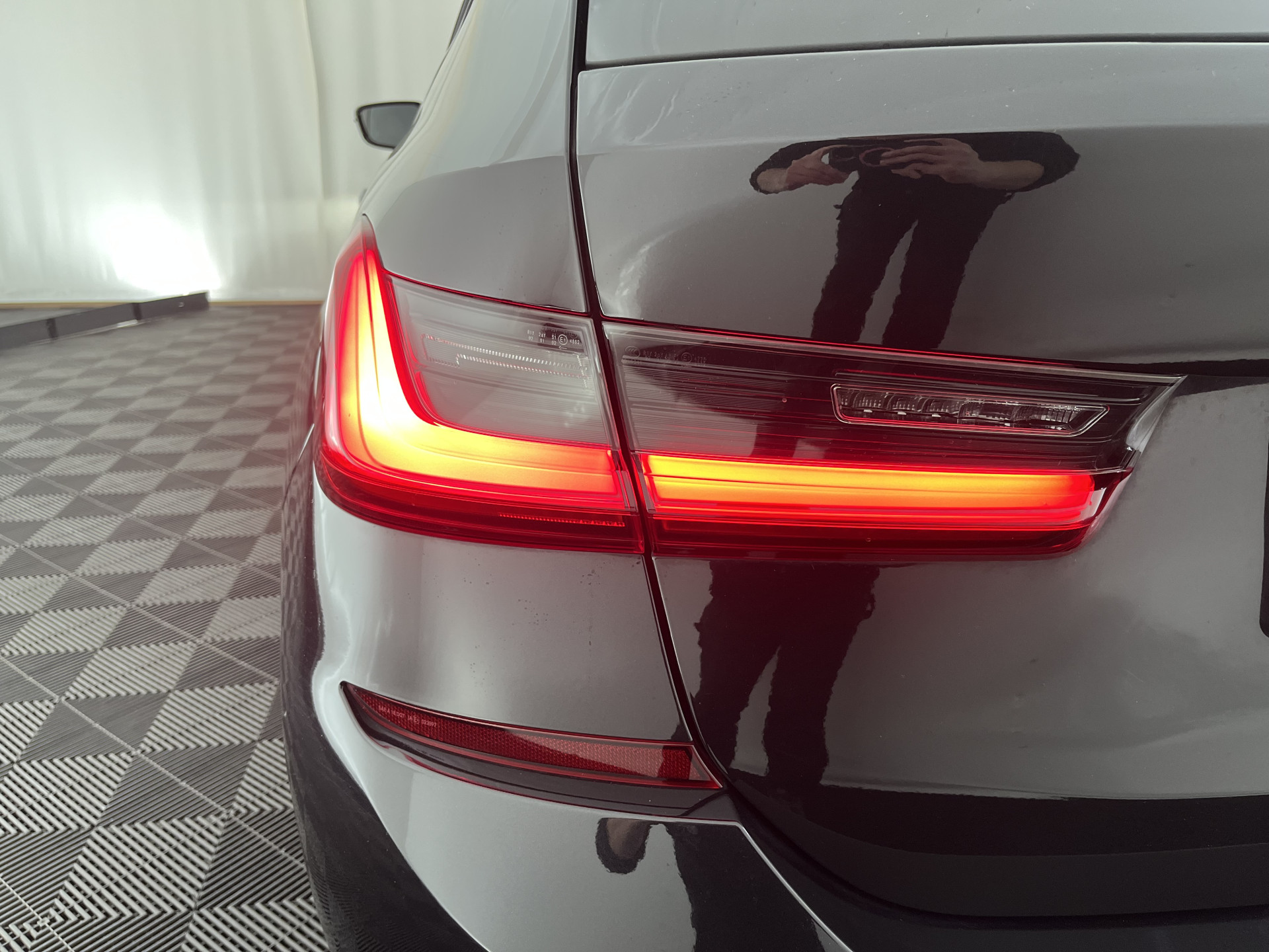 BMW 3-serie Touring 330e eDrive  M-Sportpack Edition (Plug-In) (INCL-BTW) *PANO | LEATHER | HEAD-UP | ADAPTIVE-CRUISE | FULL-LED | KEYLESS | DIGI-COCKPIT | HEATED-SPORTSEATS | CAMERA | HIFI-SOUND | PRIVACYGLASS | DAB+ | SHIFTPADDLES | NAVI-FULLMAP | 19"A