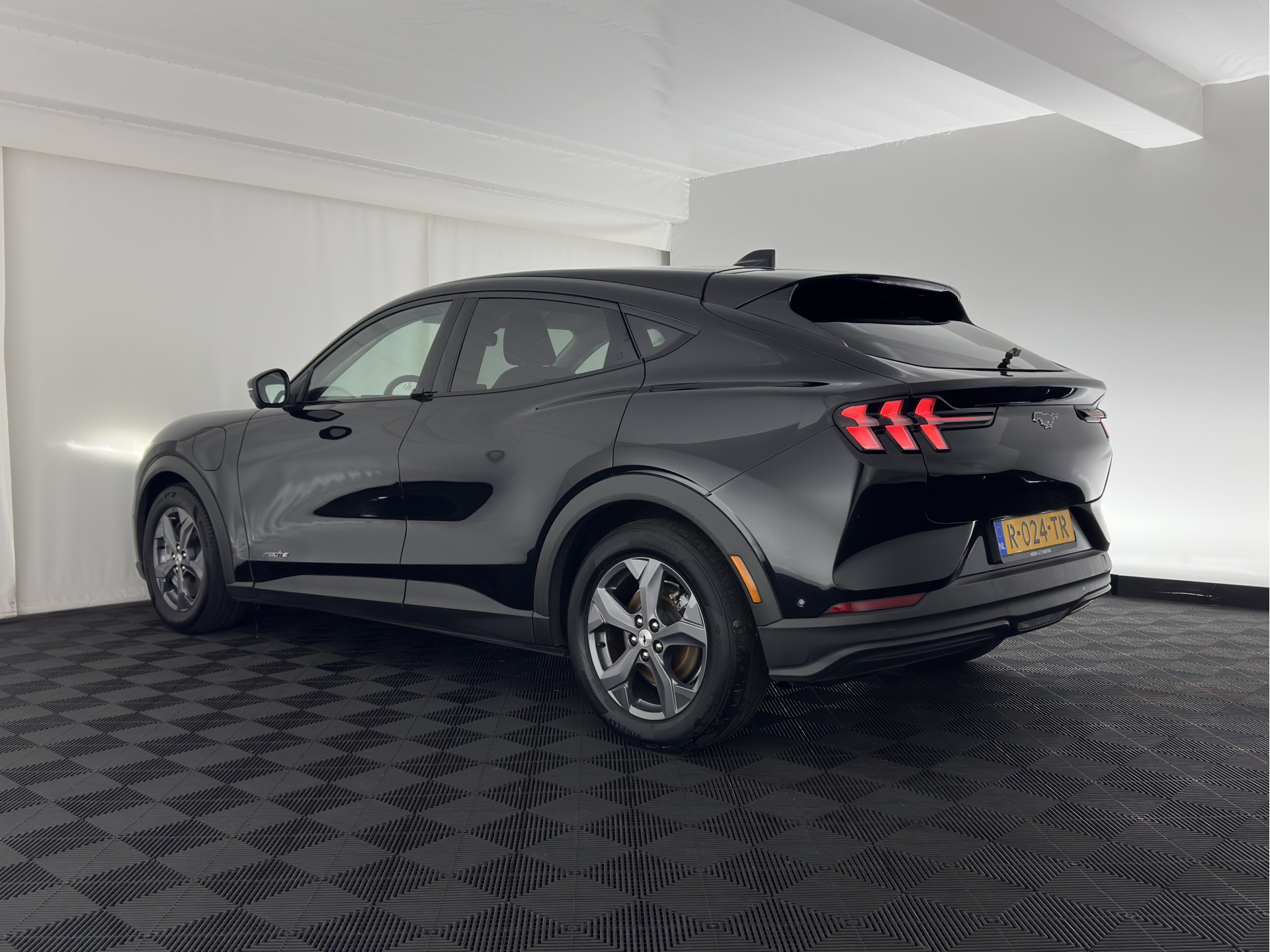 Ford Mustang Mach-E RWD 75 kWh (3-Fase) (INCL-BTW) Aut. *LEATHER | FULL-LED | DAB | DIGI-COCKPIT | KEYLESS | NAVI-FULLMAP | CARPLAY | HEATED-COMFORTSEATS | TOPVIEW | ADAPTIVE-CRUISE | PRIVACY-GLASS | 18'' ALU*