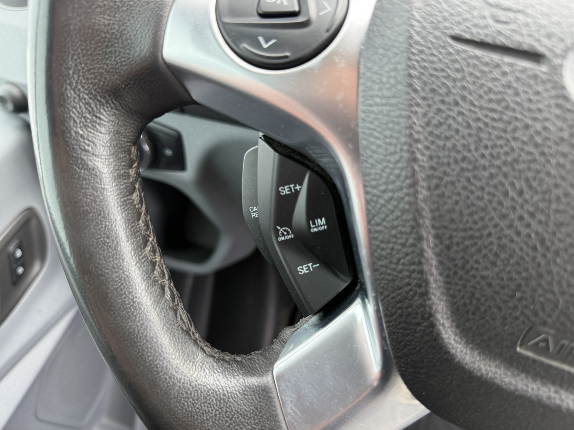 Ford Transit 2.0 TDCI 130PK L2H2 Airco Cruise Control Parkeersensoren Stoelverwarming Zwaailampen Kastwand Inbouw