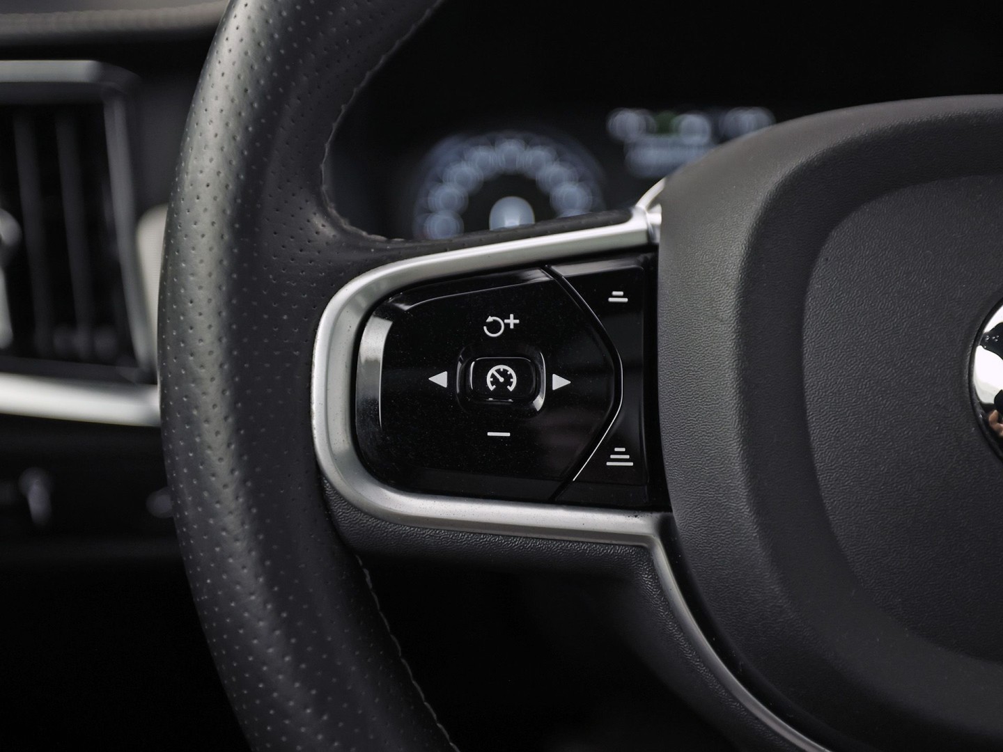Volvo V90 2.0 T4 R-Design Automaat 190Pk (PANORAMADAK, HARMAN/KARDON, MEMORY SEATS, APPLE CARPLAY, GETINT GLAS, CAMERA, STOELVERWARMING, LEDER, NIEUWE APK, NIEUWSTAAT)