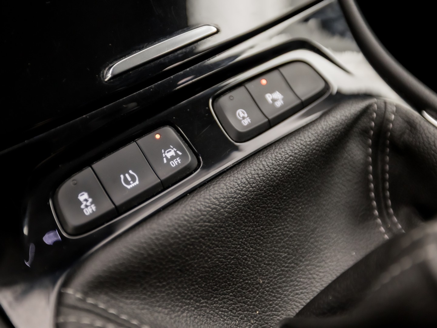 Opel Grandland X 1.2 Innovation Turbo Sport (APPLE CARPLAY, GROOT NAVI, CLIMATE, LEDER, CAMERA, SPORTSTOELEN, GETINT GLAS, CRUISE, NIEUWSTAAT)