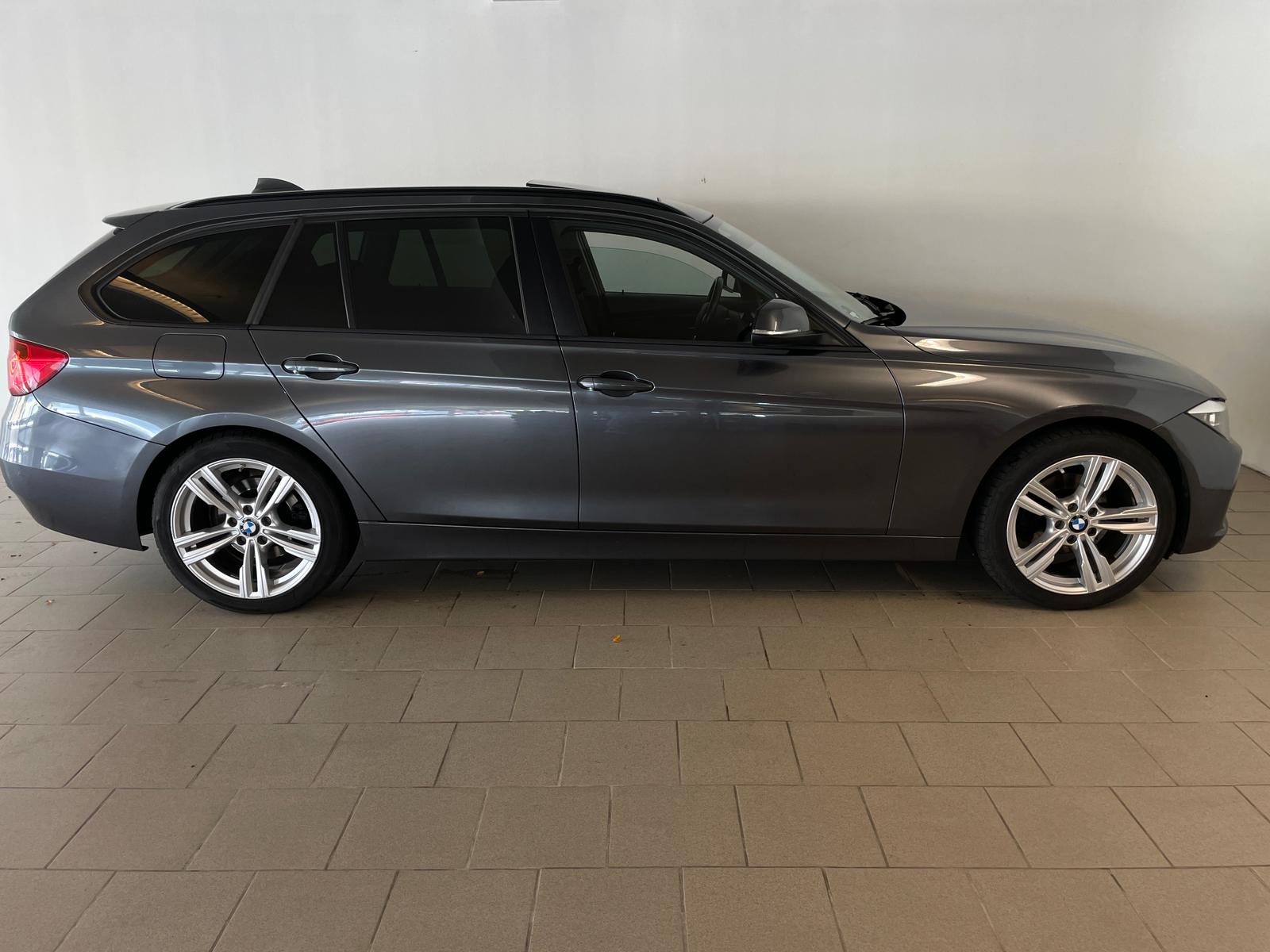 BMW 3-serie Touring 318d xDrive Executive PANORAMADAK AIRCO NAVI CRUISE BLUEOOTH ELEK RAMEN CENT VERG KEURIGE AUTO