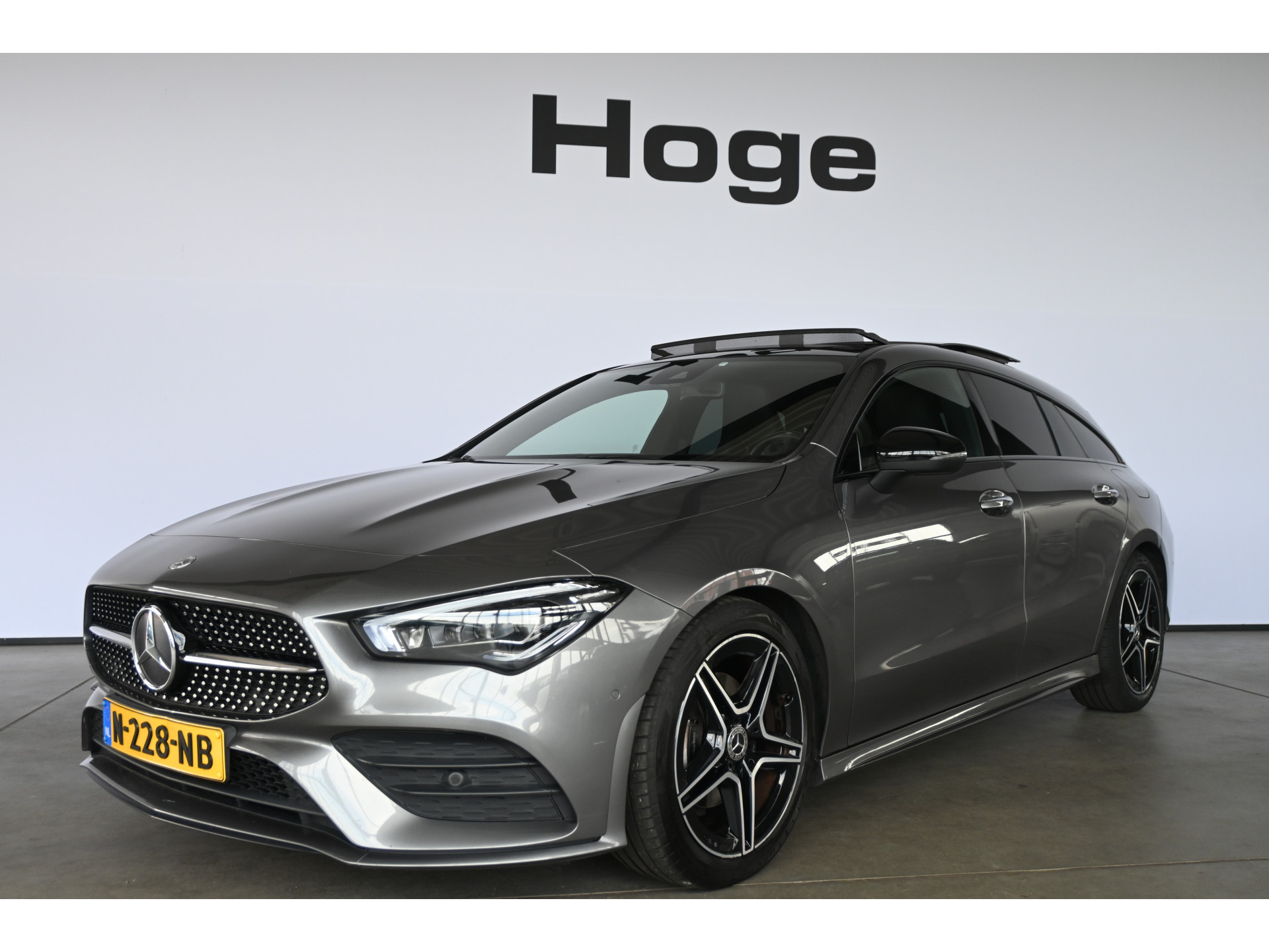 Mercedes-Benz CLA-klasse Shooting Brake 180 Automaat Business Solution AMG Clima Panoramadak Widescreen Sfeer LED Rijklaarprijs! Inruil Mogelijk!