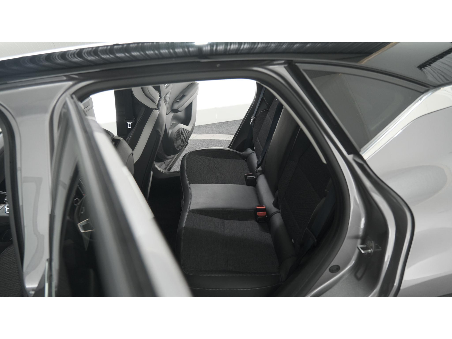 Renault Captur Mild Hybrid 140 EDC Techno | 360 Camera | 9.3 Inch Grootscherm | Stoelverwarming | Apple Carplay | 18 Inch Lichtmetalen Velgen