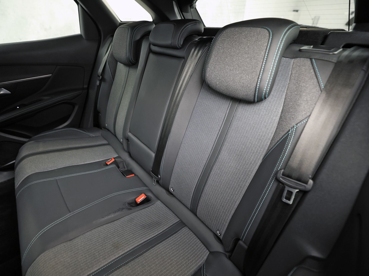 Peugeot 3008 1.6 HYbrid 225 Allure Sport 225Pk Automaat (APPLE CARPLAY, GROOT NAVI, 360 CAMERA, GETINT GLAS, SPORTSTOELEN, LEDER, ZWART HEMEL, LANE ASSIST, NIEUWSTAAT)