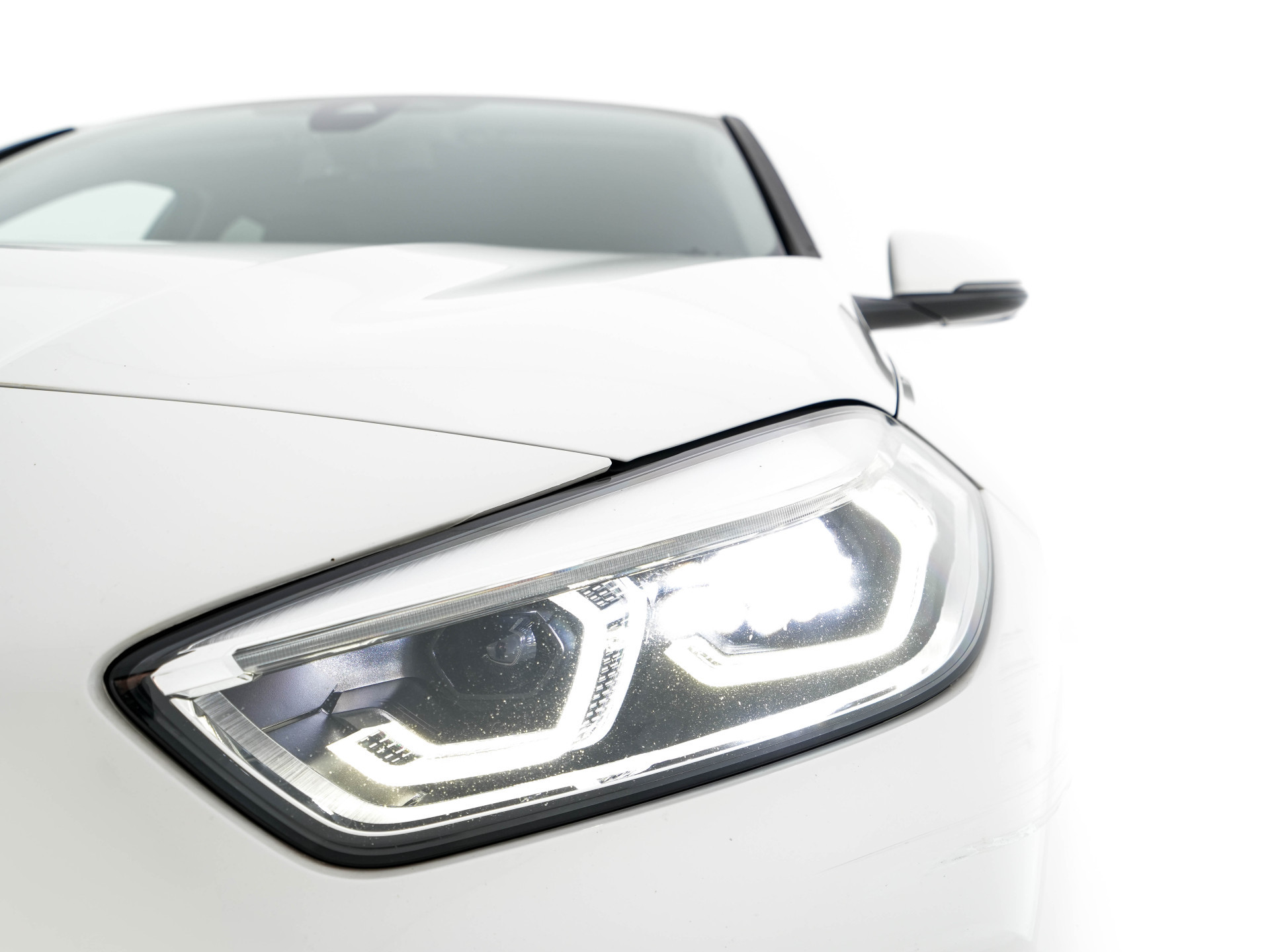 BMW 1-serie 118i High Executive Edition Sport-Line (INCL-BTW) *LEATHER | DIGI-COCKPIT | HARMAN/KARDON-AUDIO | FULL-LED | KEYLESS | NAVI-FULLMAP | DAB | CAMERA | ECC | CARPLAY | PDC | AMBIENT-LIGHT | CRUISE | SPORT-SEATS | 17"ALU*