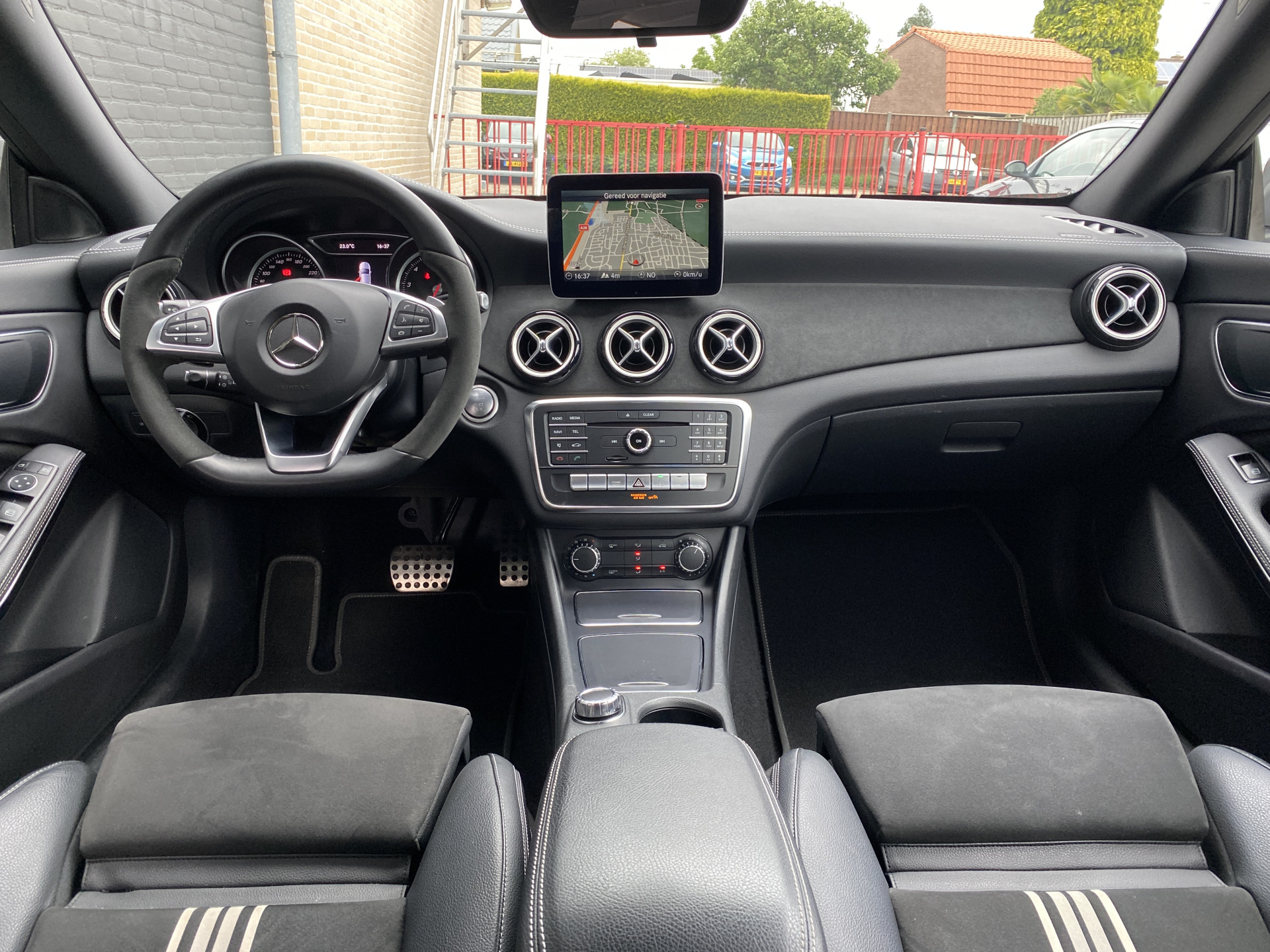 Mercedes-Benz CLA-klasse Shooting Brake 180 AMG Edition AUT. | 1e eigenaar | dealer onderh. | navigatie | a. carplay | alcantara interieur