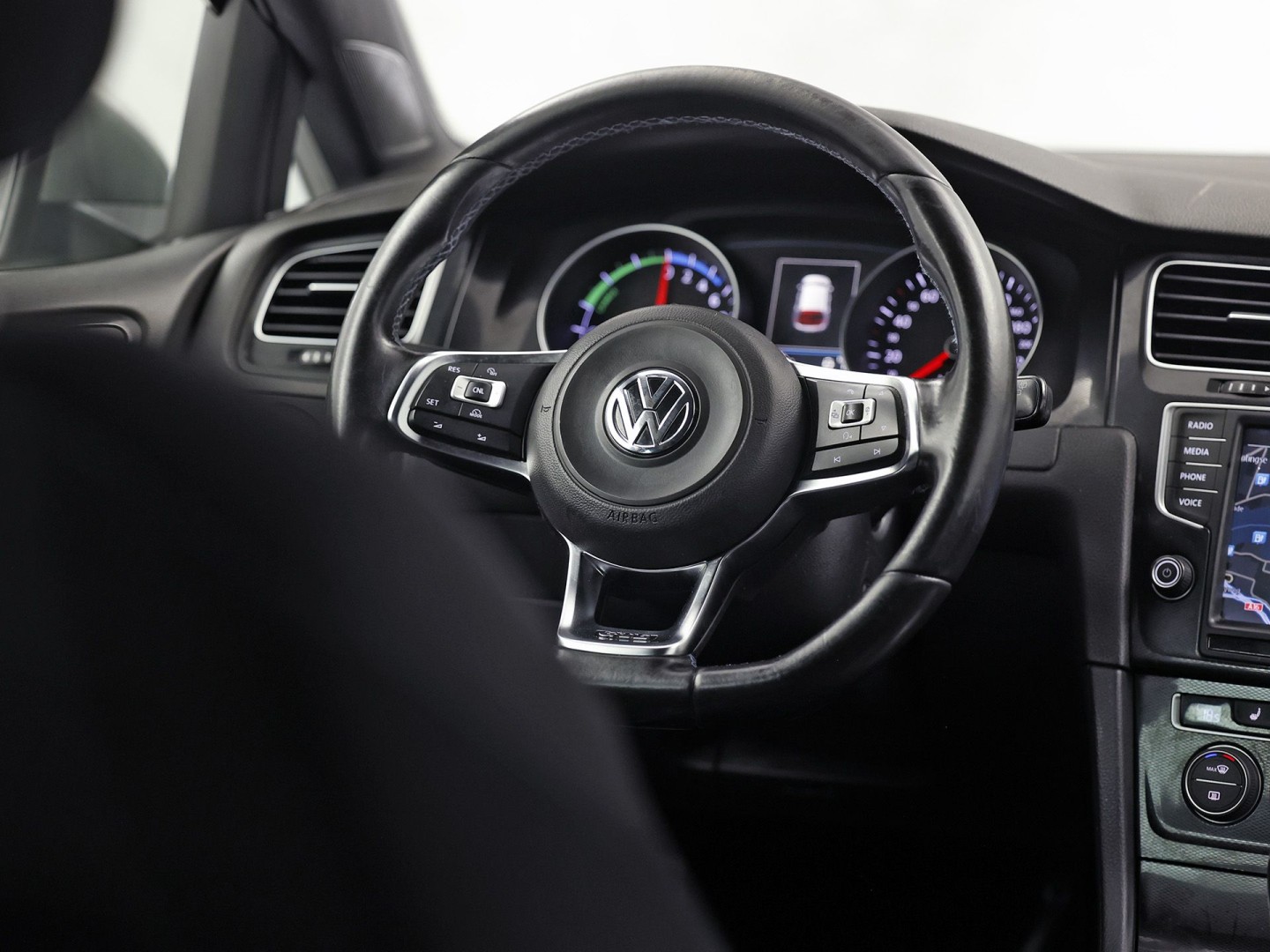 Volkswagen Golf 1.4 TSI GTE 204Pk Automaat (APPLE CARPLAY, NAVIGATIE, SOH 79,4%, CLIMATE, STOELVERWARMING, SPORTSTOELEN, GETINT GLAS, LED KOPLAMPEN, CRUISE, NIEUWSTAAT)