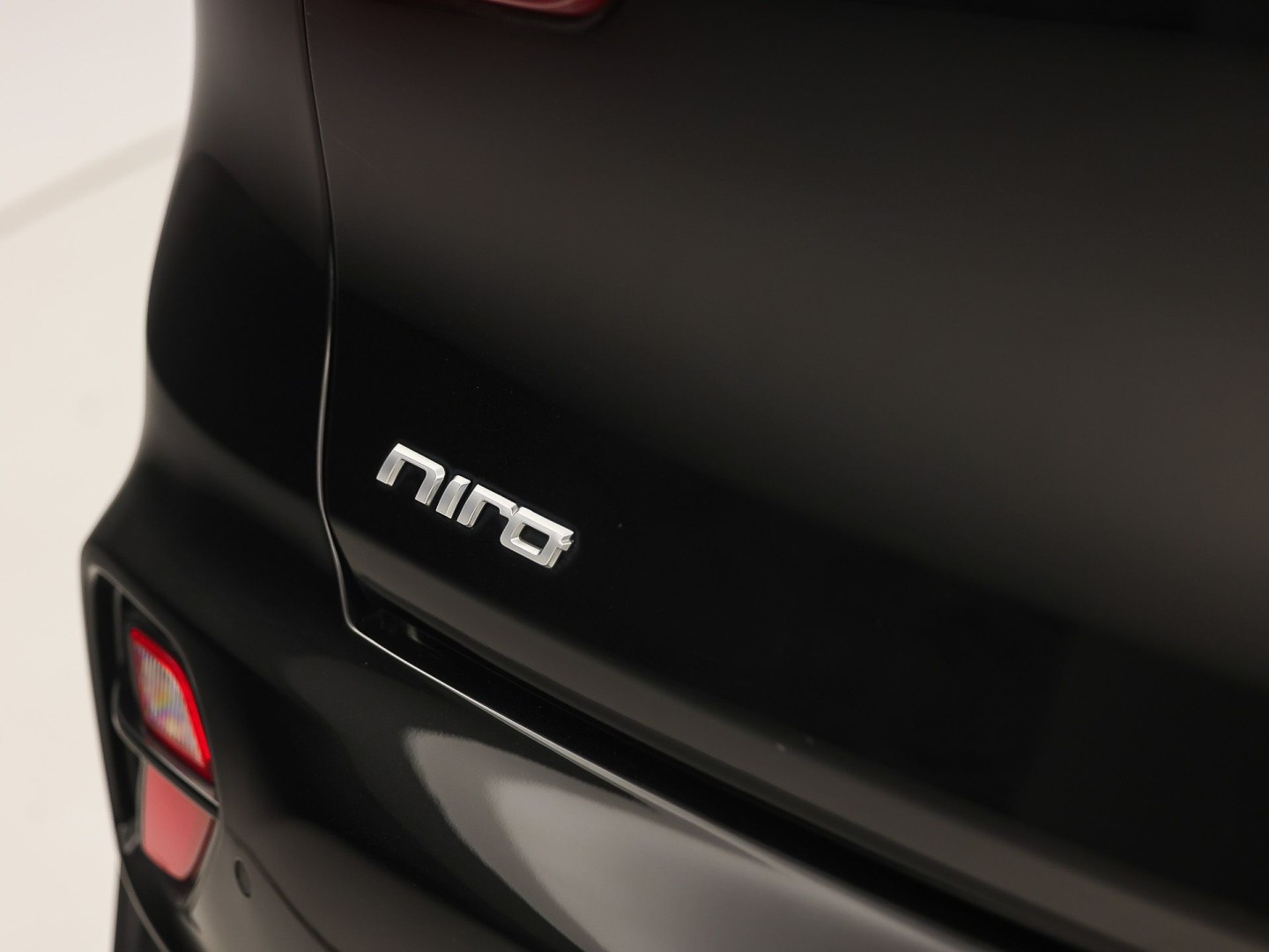 Kia Niro 1.6 GDi PHEV DynamicPlusLine Automaat (APPLE CARPLAY, GROOT NAVI, STUUR/STOELVERWARMING, CAMERA, TREKHAAK, SPORTSTOELEN, GETINT GLAS, ADAPTIVE CRUISE, NIEUWSTAAT)