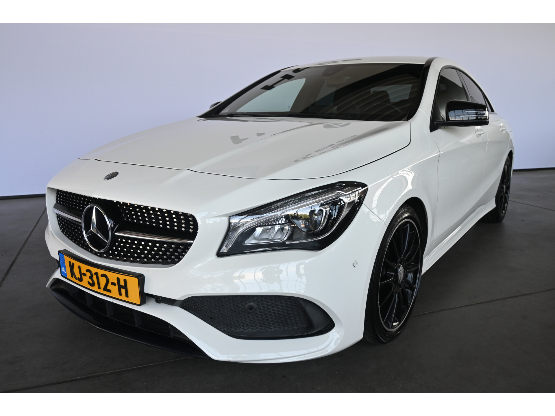 Mercedes-Benz CLA-klasse 180 AMG Night Edition Plus Clima Cruise Xenon LED Navigatie Inruil mogelijk
