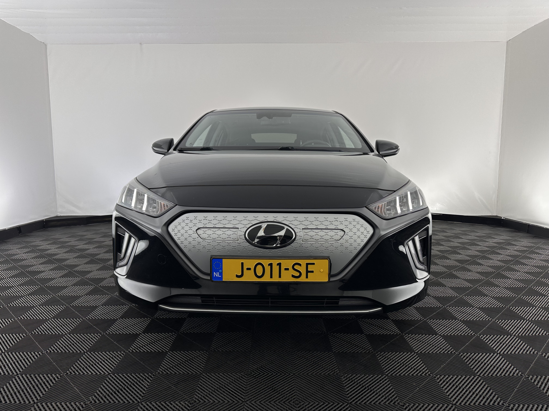 Hyundai IONIQ Comfort EV 38 kWh {SOH-100%} (INCL-BTW) *FULL-LED | ADAPTIVE-CRUISE | CAMERA | KEYLESS | DAB+ | NAVI-FULLMAP | HEATED-COMFORTSEATS | PRIVACYGLASS | ECC | AMBIENTLIGHT | DIGI-COCKPIT | SHIFTPADDLES | LANE-ASSIST | PDC | .