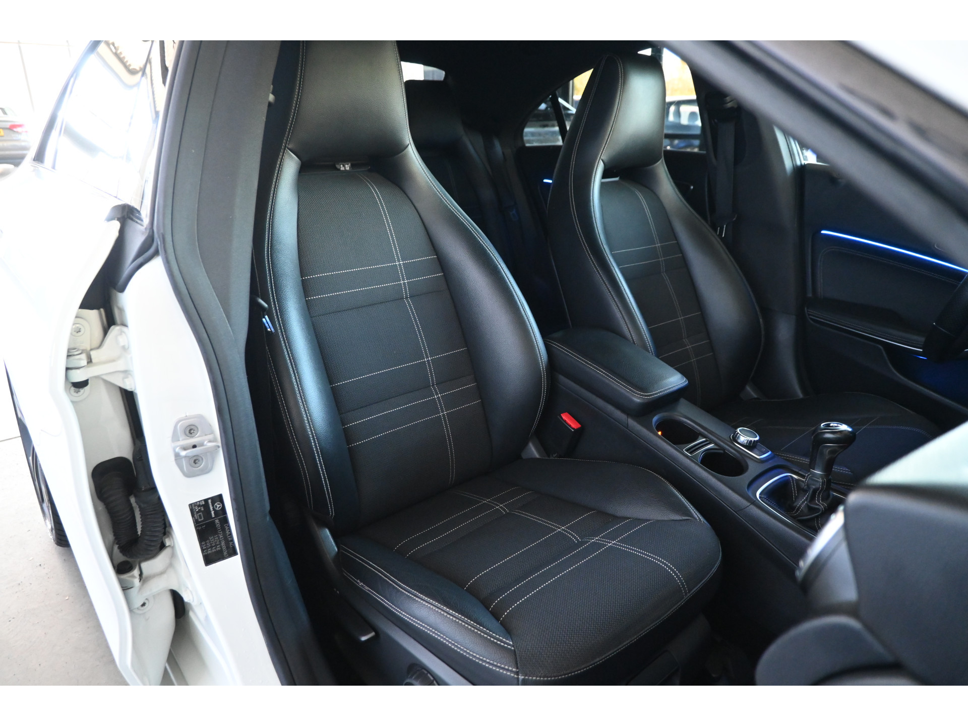 Mercedes-Benz CLA-klasse 200 Ambition Bi-Xenon Cruise Airco PDC Navigatie Inruil Mogelijk!