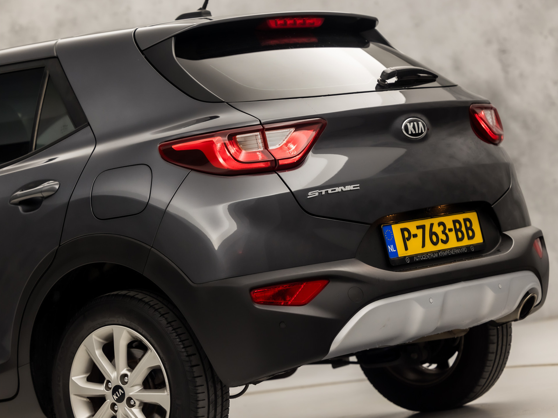 Kia Stonic 1.2 Navigator Sport (APPLE CARPLAY, NAVIGATIE, CAMERA, LM VELGEN, SPORTSTOELEN, PARKEERSENSOREN, ELEK RAMEN, NIEUWSTAAT)