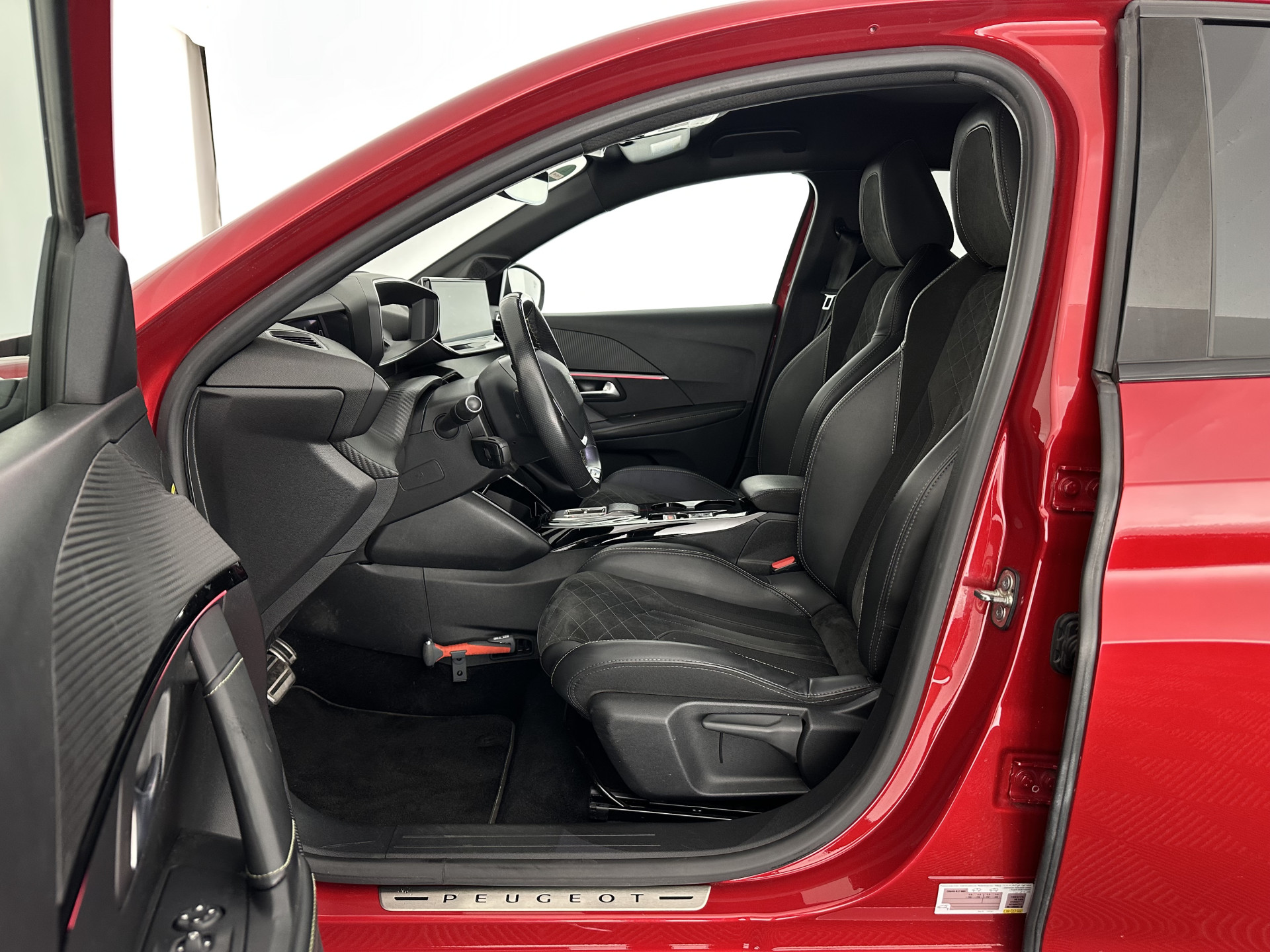 Peugeot e-208 EV GT Pack 50 kWh [ 3-Fase-11kW ] {SOH-88%] (INCL-BTW) *HEATPUMP | FULL-LED | DIGI-COCKPIT | BLINDSPOT | CAMERA | LEATHER-ALCANTARA | AMBIENTLIGHT | NAVI-FULLMAP | LANE-ASSIST | KEYLESS | DAB | CCS-FASTLOADER | HEATED-SPORTSEATS | PRIV